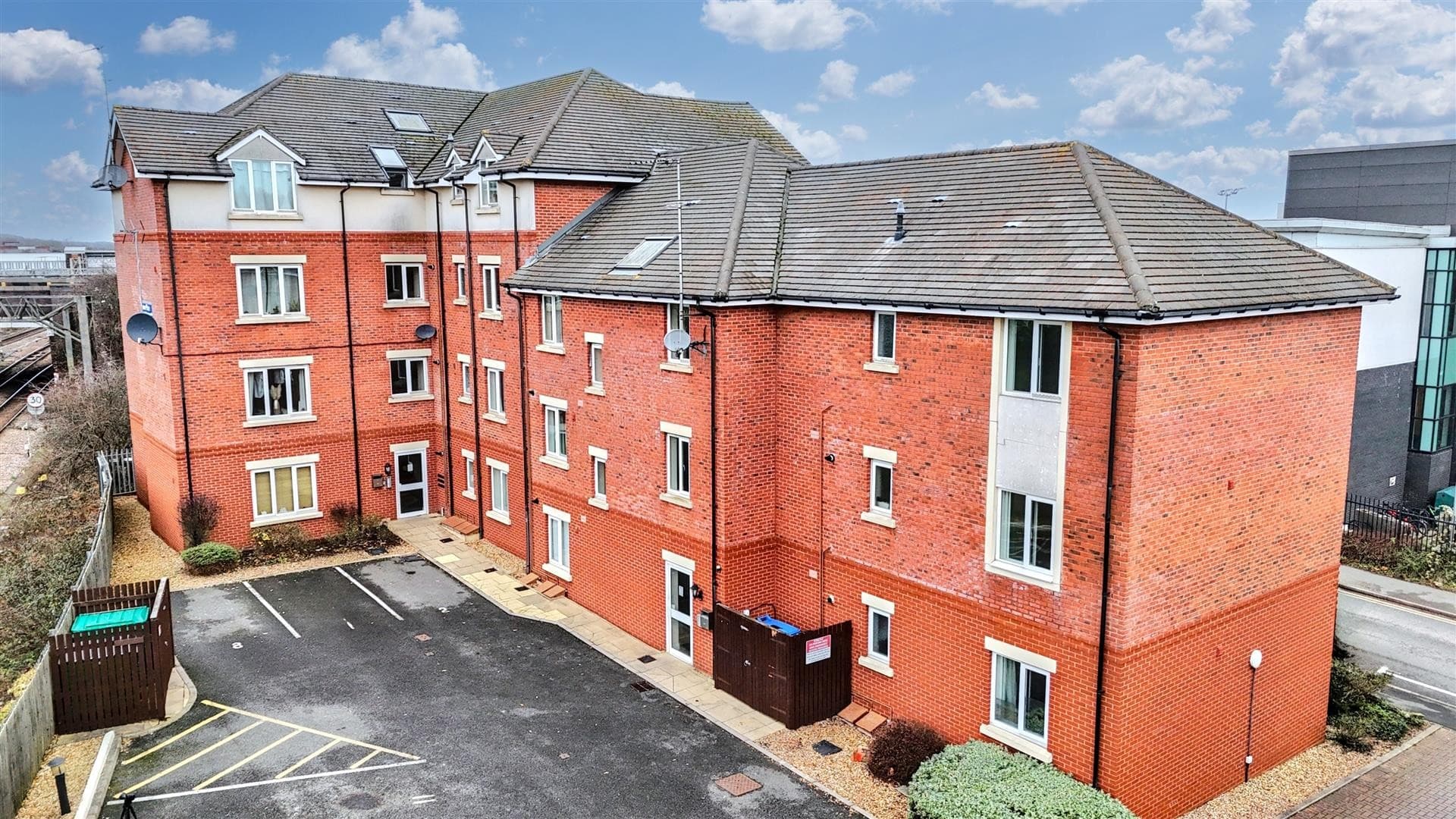 18 Eaton Court, Trent Road, Nuneaton, CV11 - photo 1 of 13