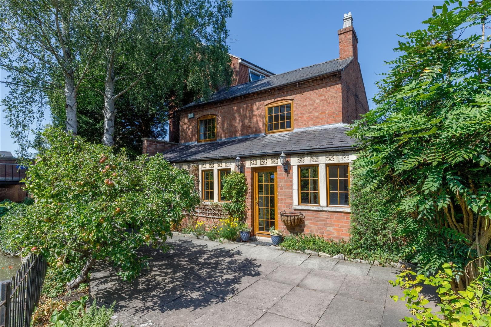 Bridge Cottage, Warwick Road, Stratford-Upon-Avon, CV37 - photo 1 of 23