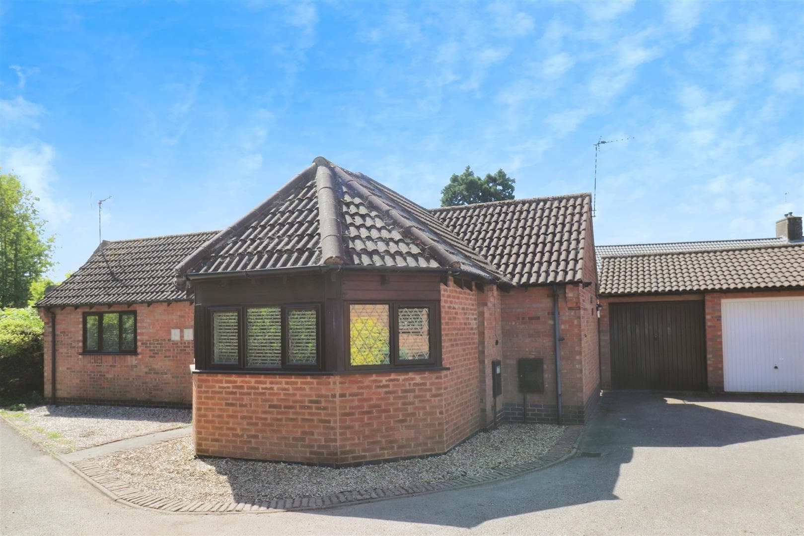St. James Gardens, Bulkington, Bedworth, CV12 - photo 1 of 16