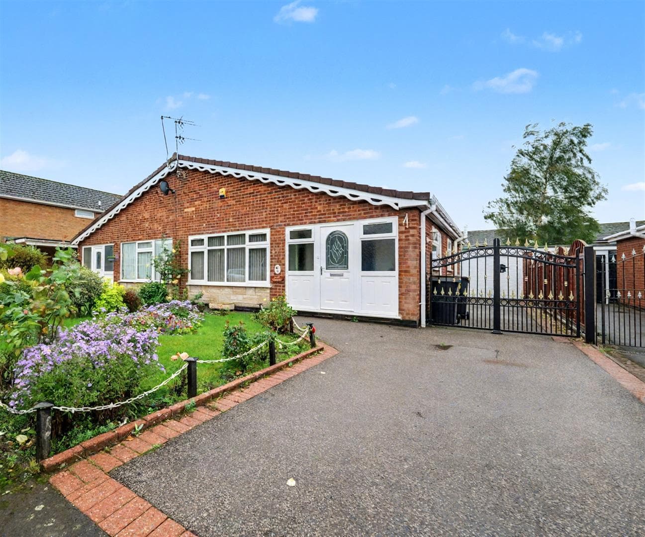 Barne Close, Nuneaton, CV11 - photo 1 of 16