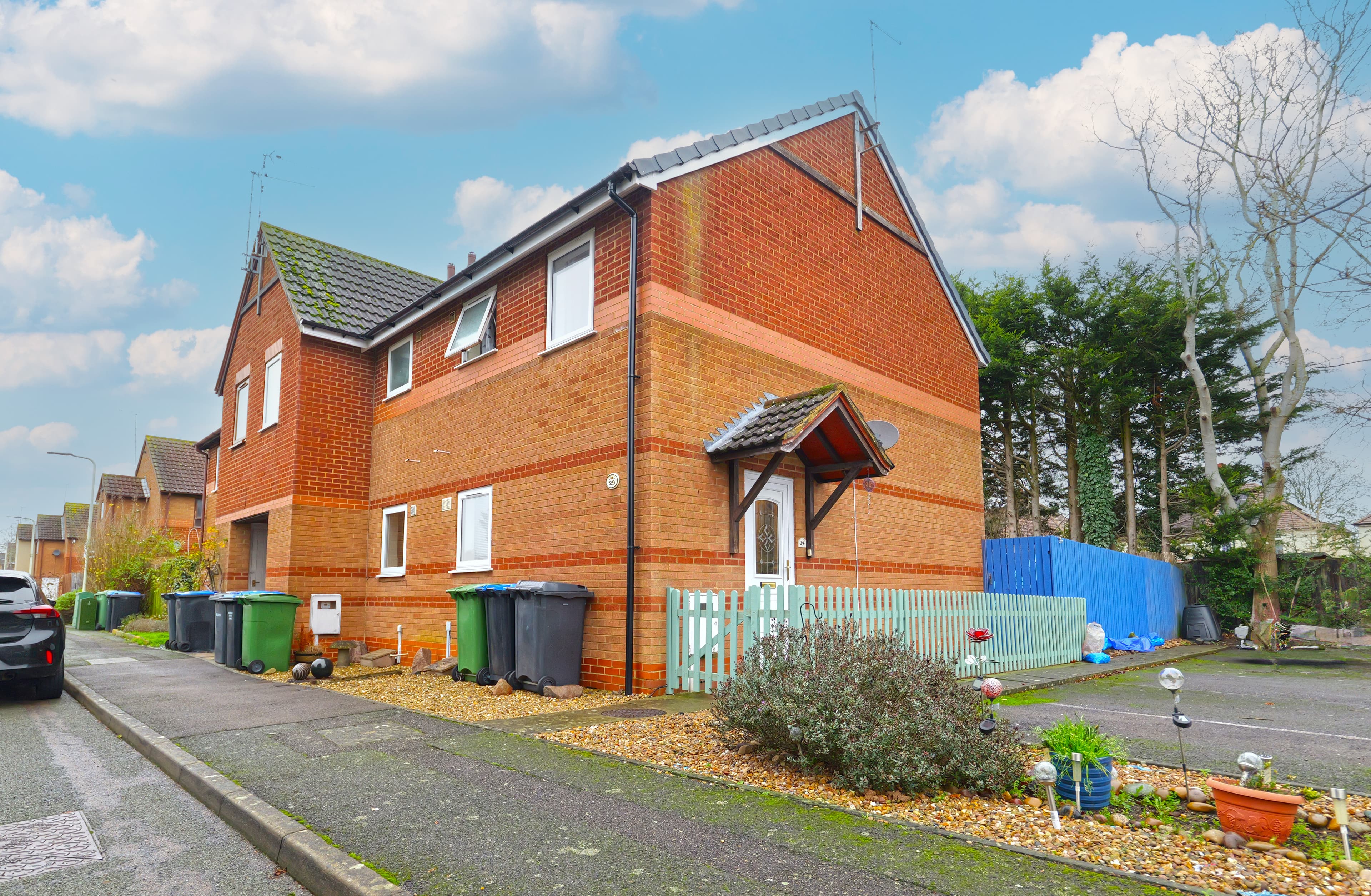 Pear Tree Gardens, Market Harborough, LE16 - photo 1 of 12