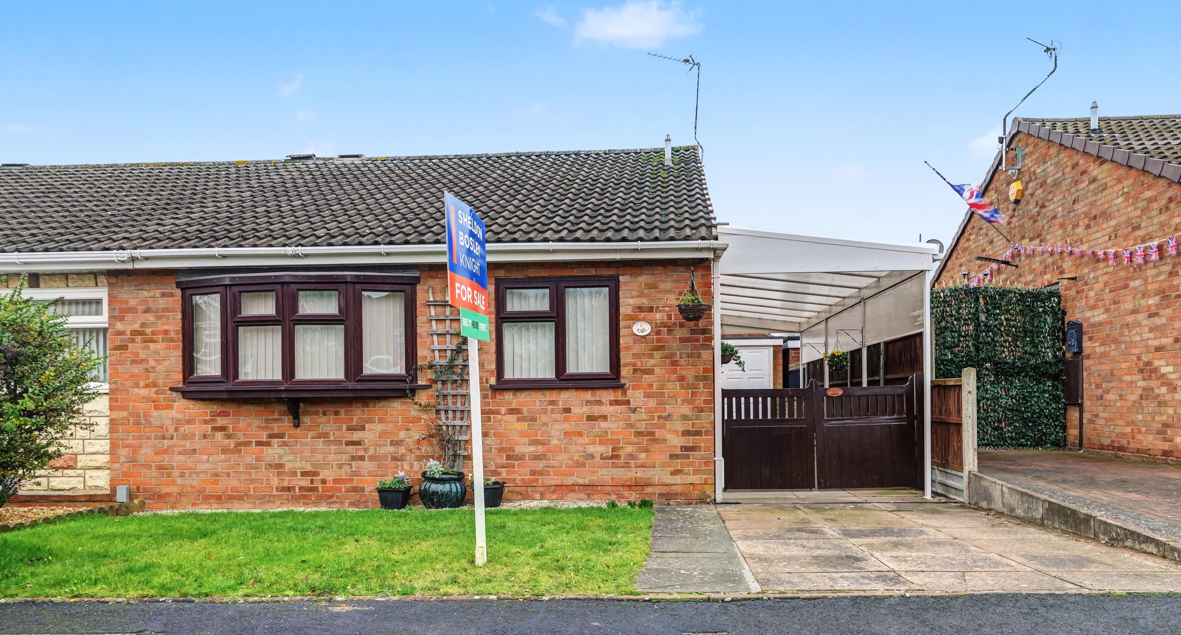 Wessex Close, Bedworth, CV12 - photo 1 of 19