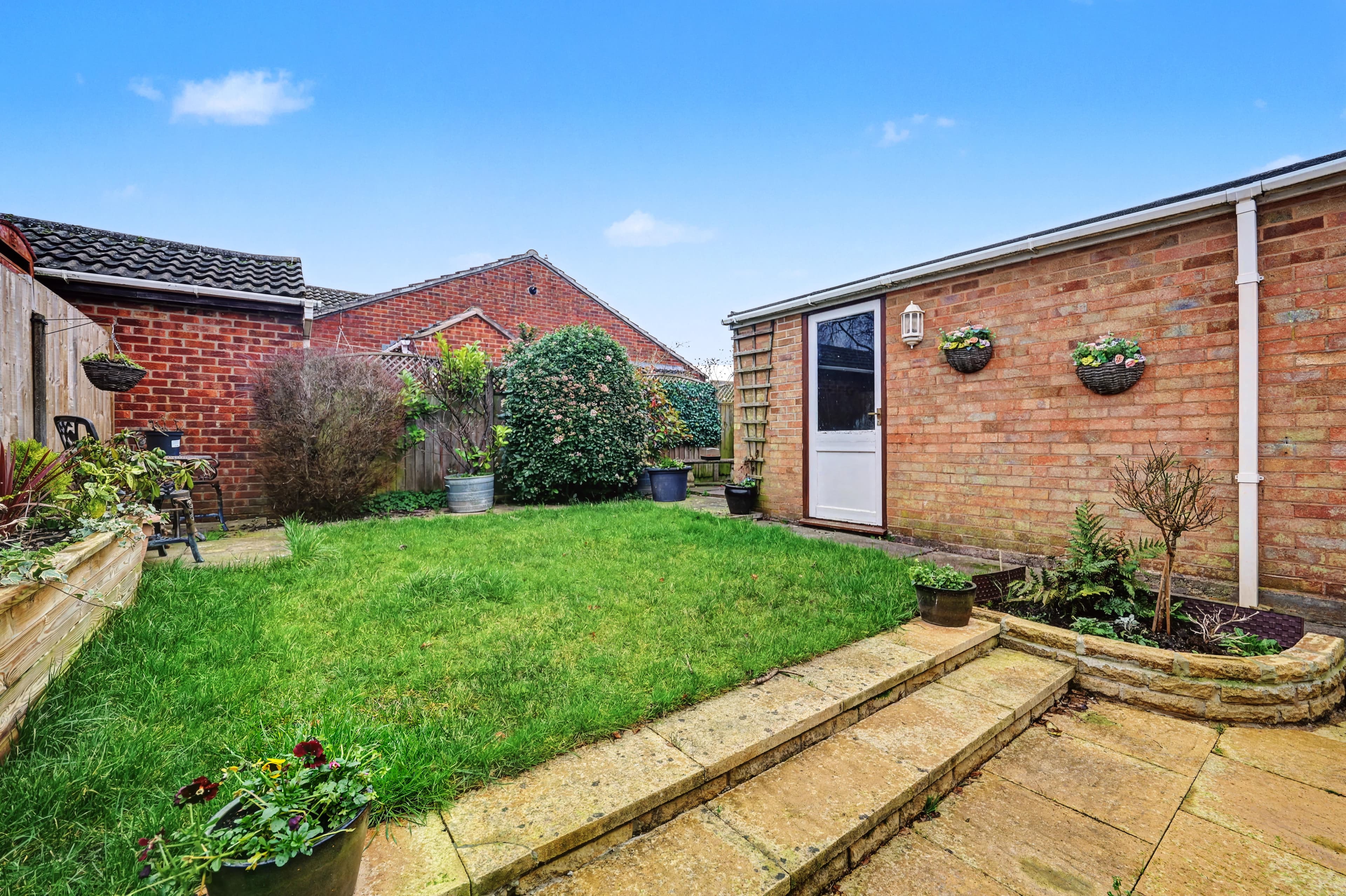 Wessex Close, Bedworth, CV12 - photo 1 of 14