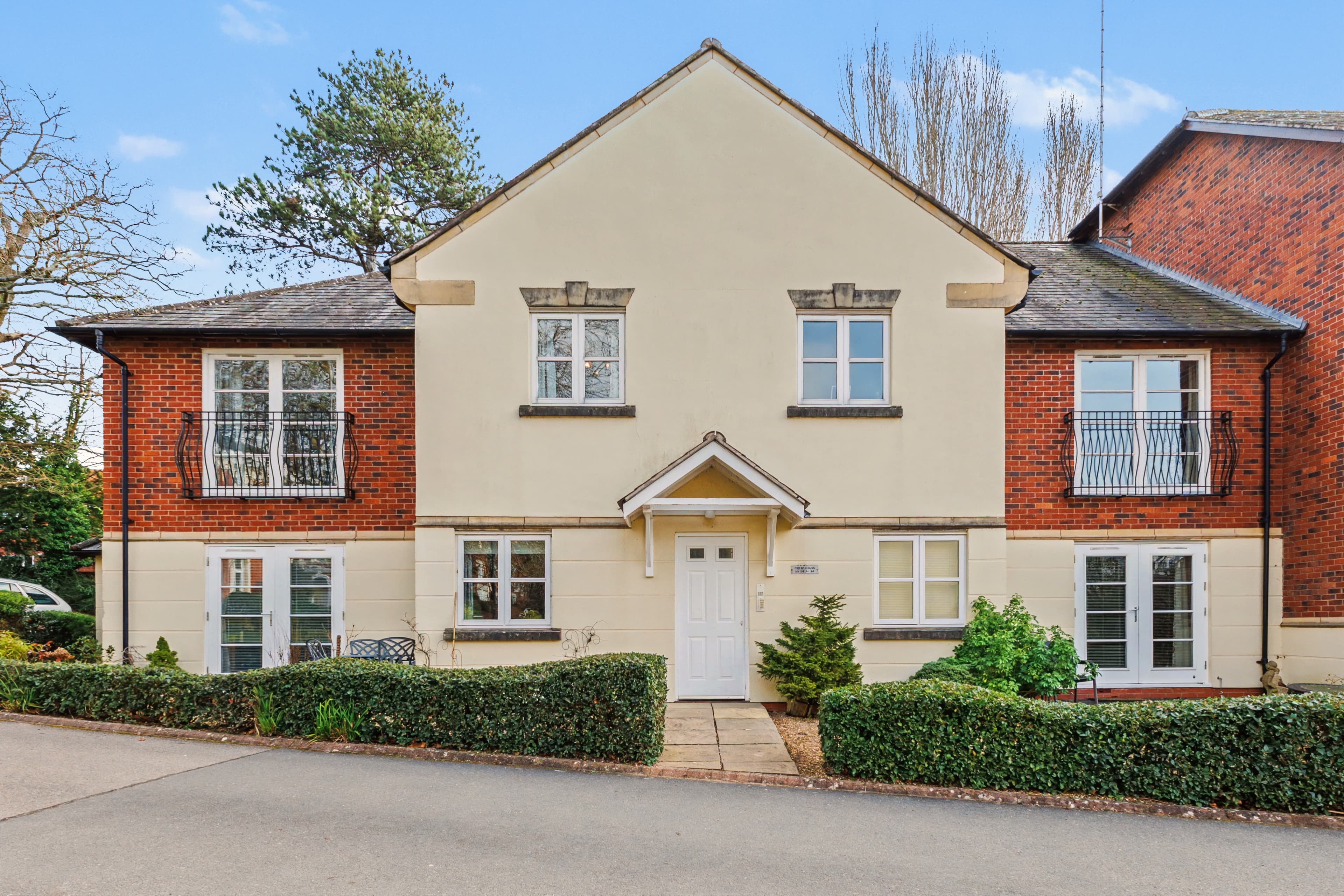 37 Cedar House, Lucas Court, Leamington Spa, CV32 - photo 1 of 21