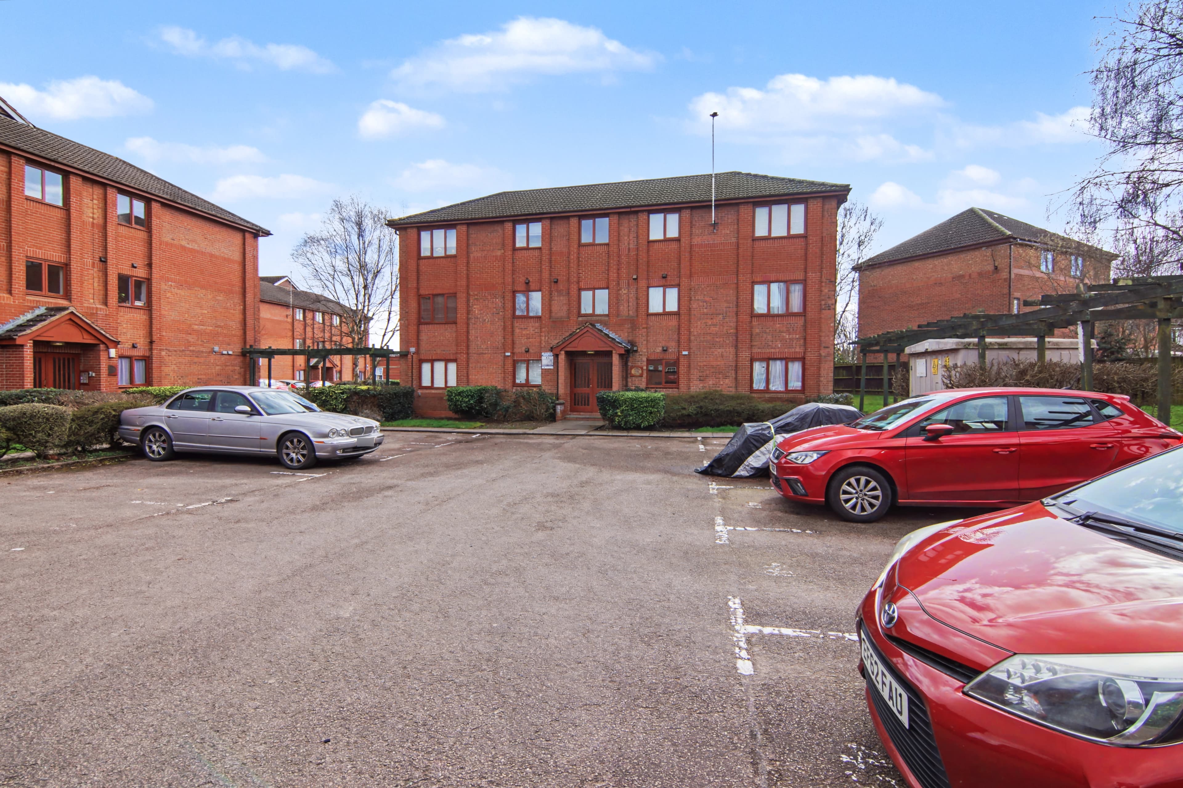 Gillett Close, Nuneaton, CV11 - photo 1 of 10
