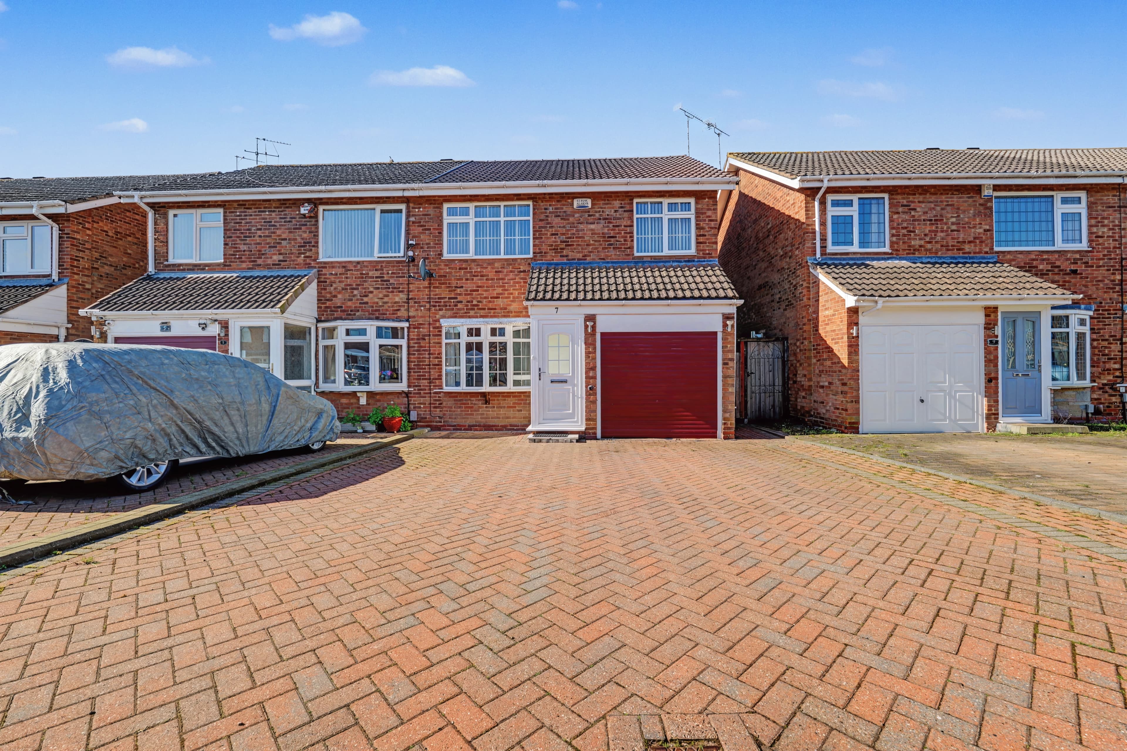 Oakworth Close, Coventry, CV2 - photo 1 of 15