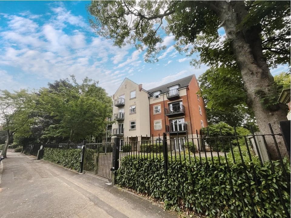 Stoneleigh, Knighton Park Road, Leicester, LE2 - photo 1 of 12