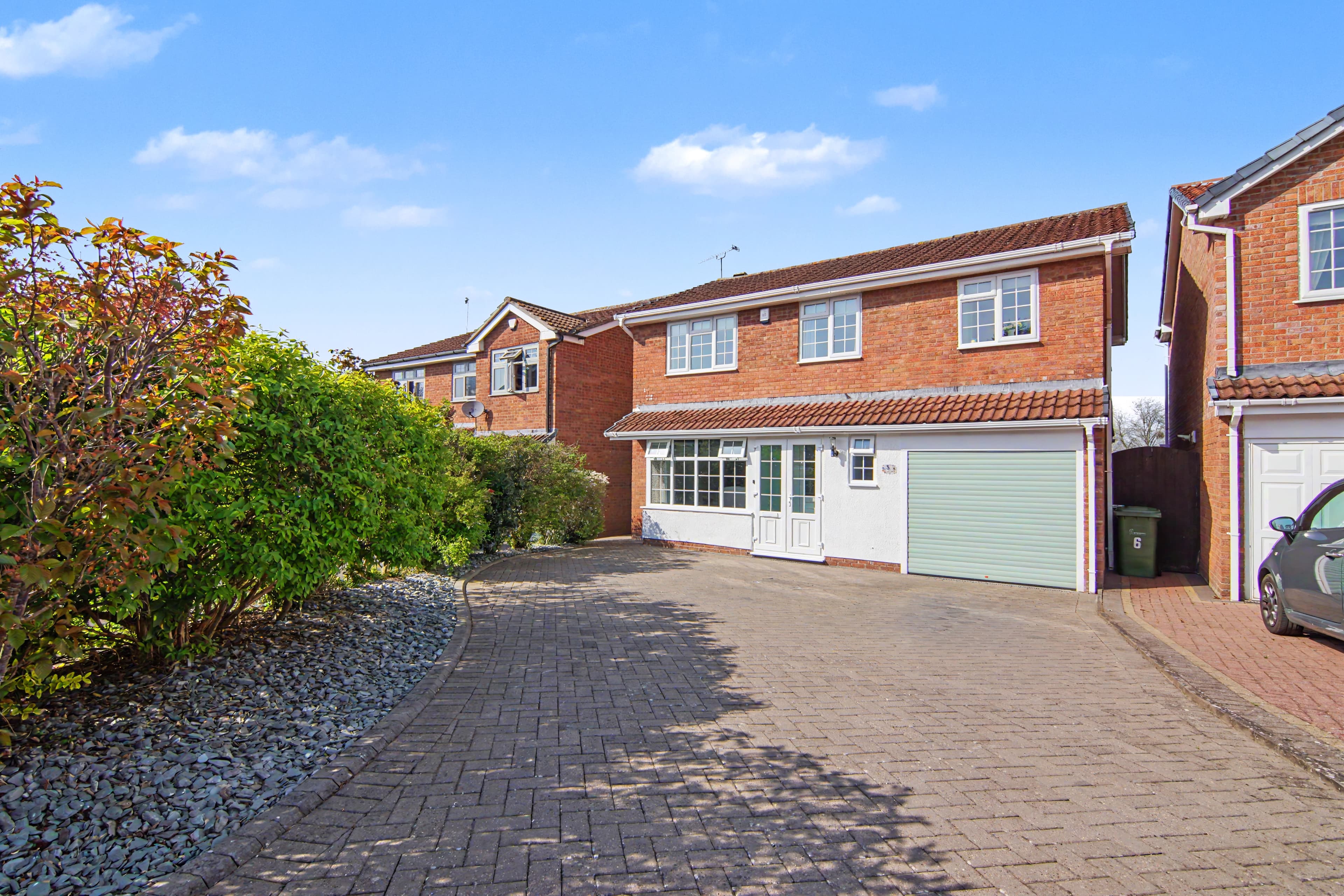Gleneagles Close, Nuneaton, CV11 - photo 1 of 34