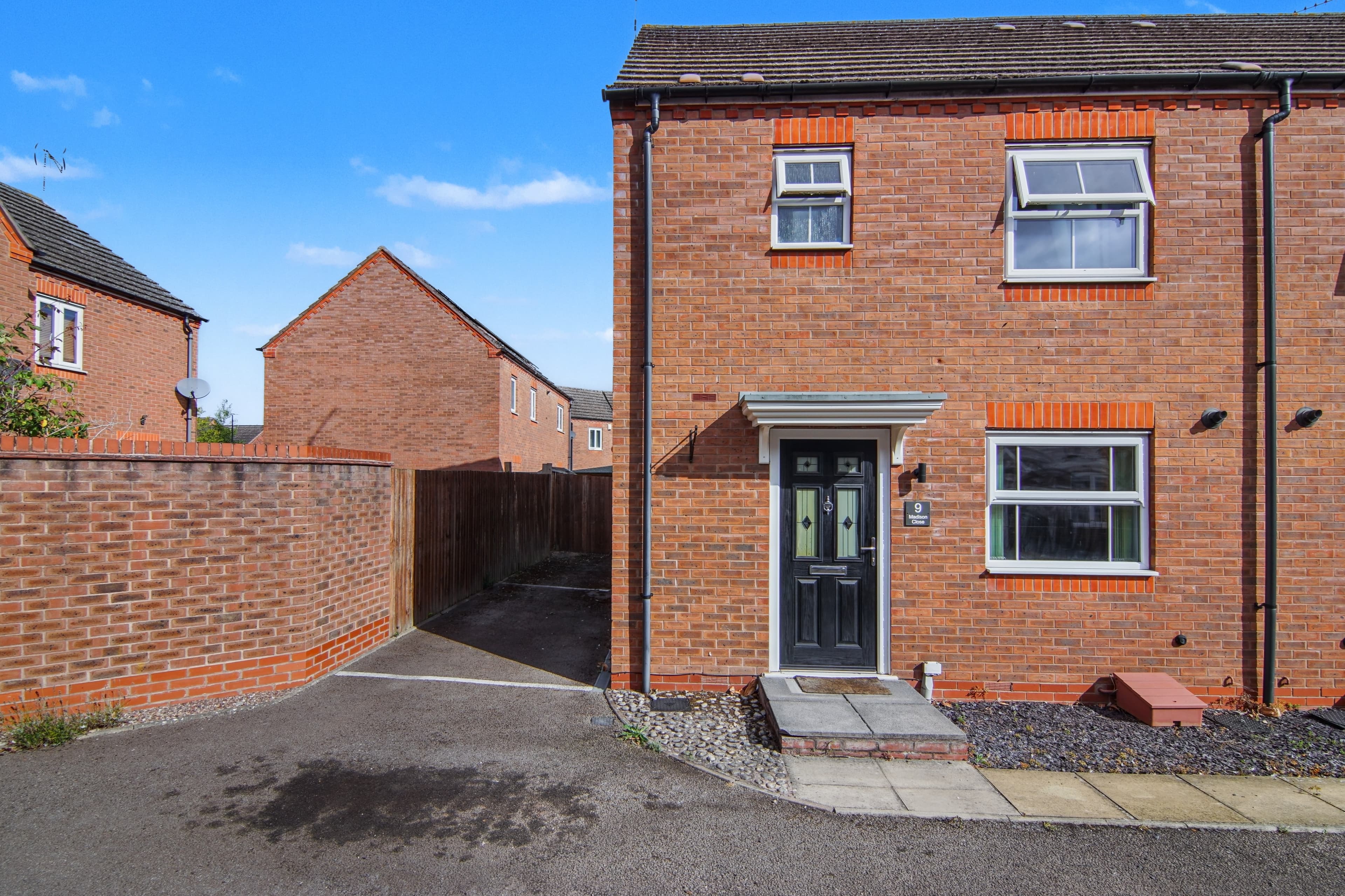 Madison Close, Coventry, CV4 - photo 1 of 16