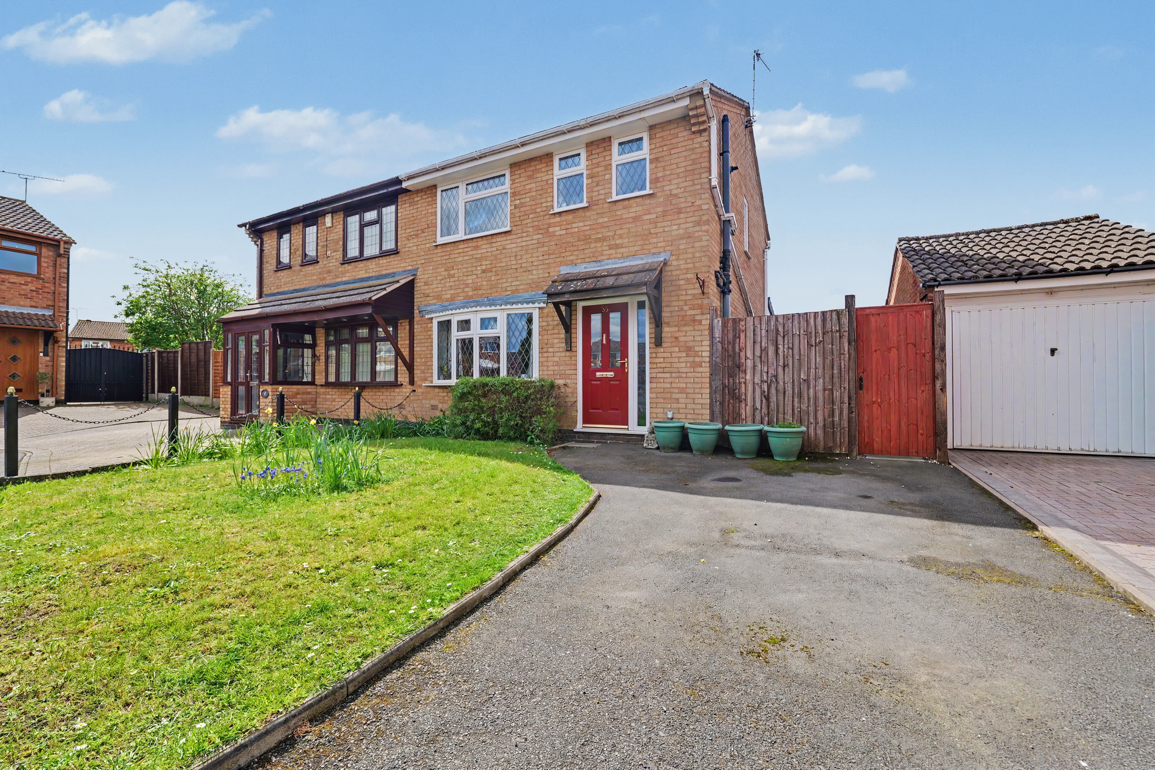 Epsom Close, Bedworth, CV12 - photo 1 of 15