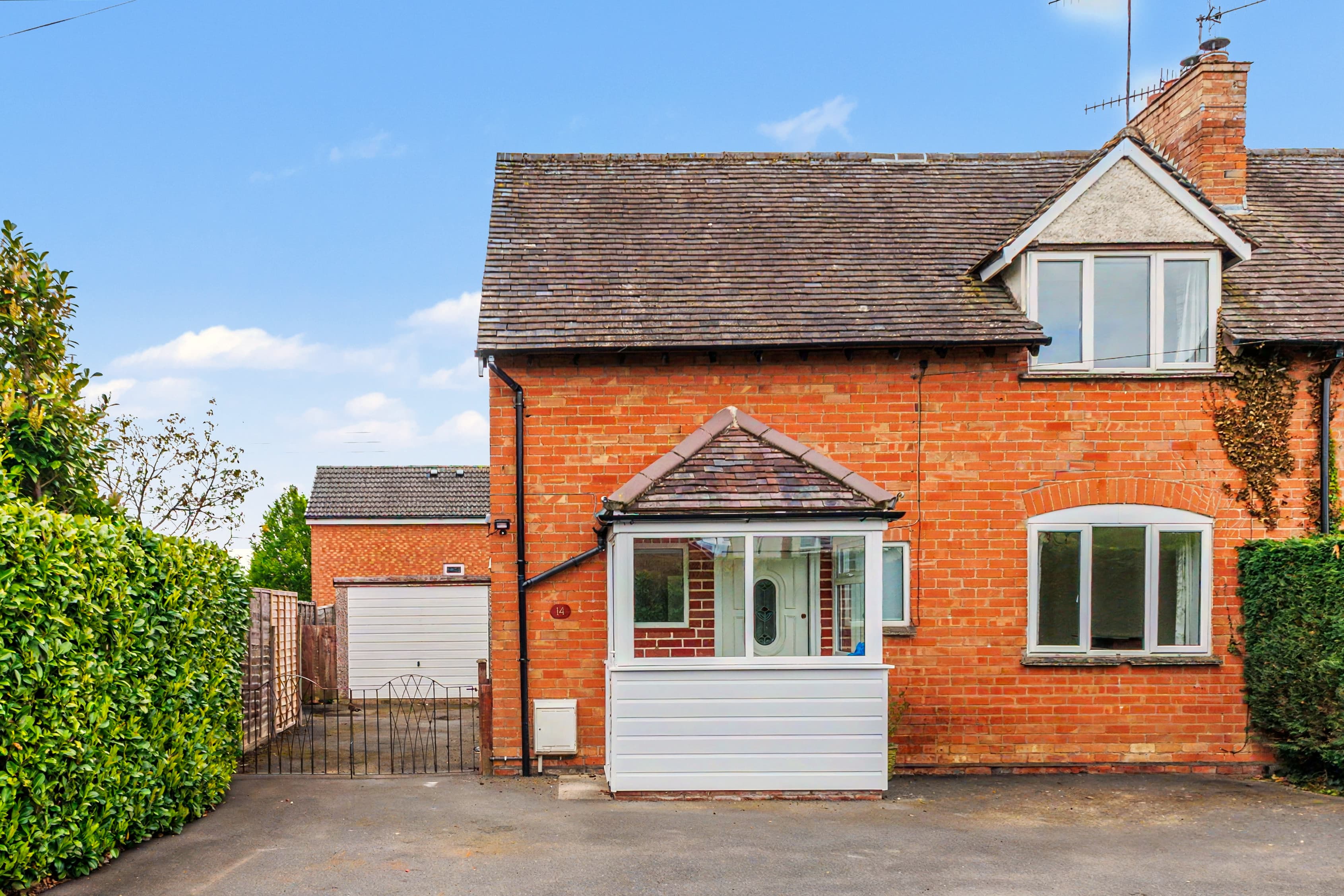 14 Hurst Park Cottages, Wyre Road, Pershore, WR10 - photo 1 of 27