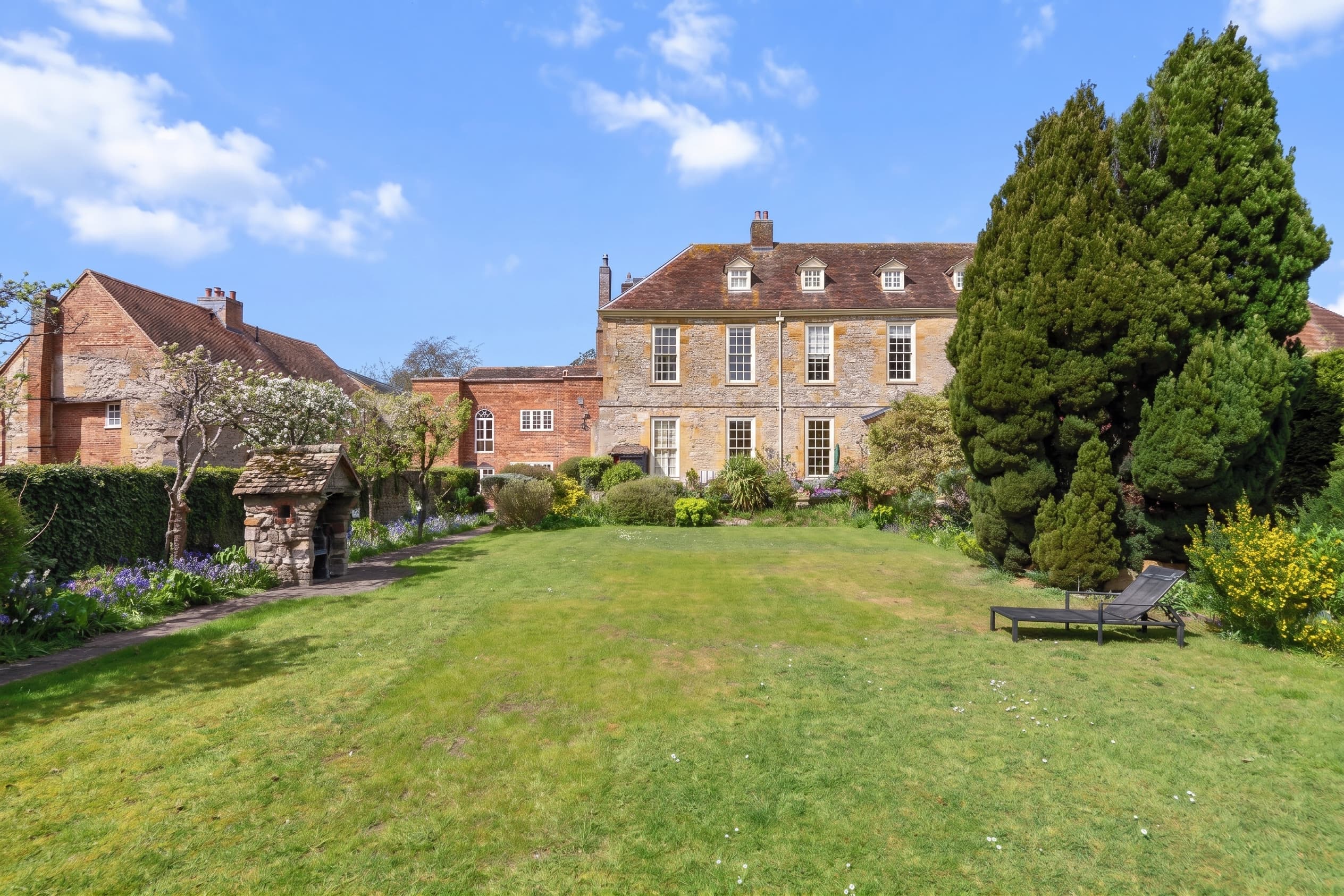 Abbey Gate, Evesham, WR11 - photo 1 of 14