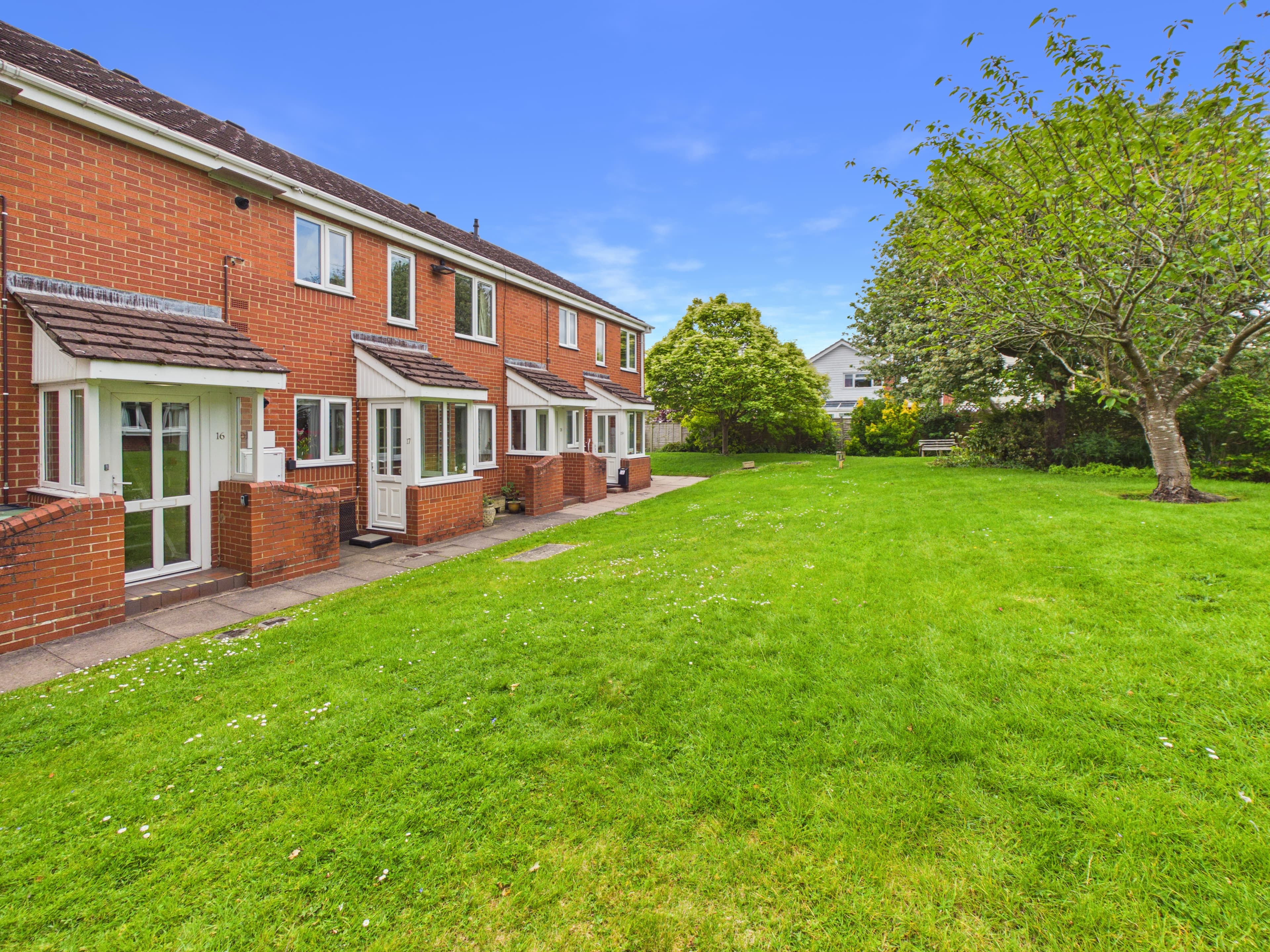 Rushers Close, Pershore, WR10 - photo 1 of 11