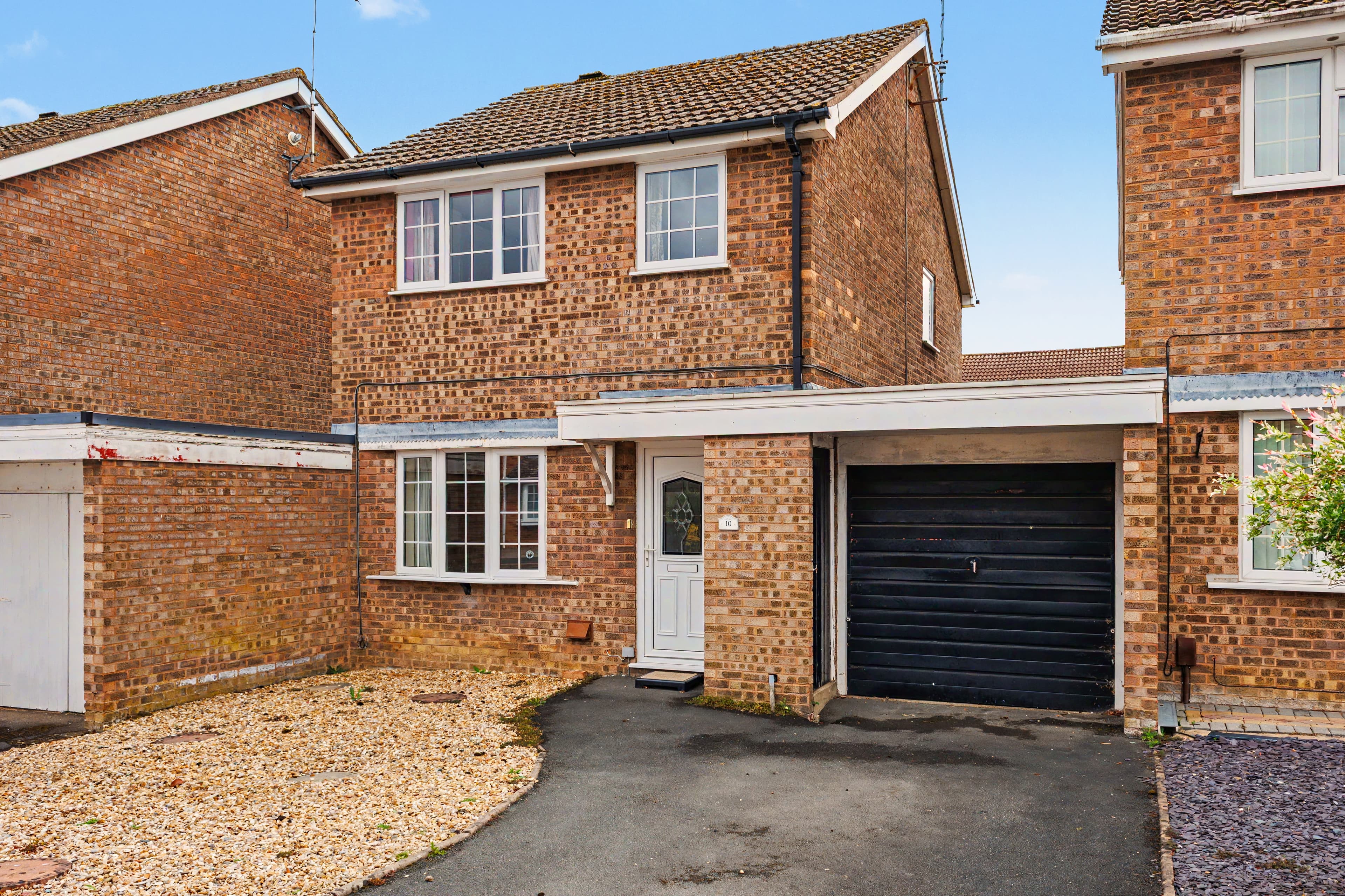 Hazel Avenue, Evesham, WR11 - photo 1 of 17