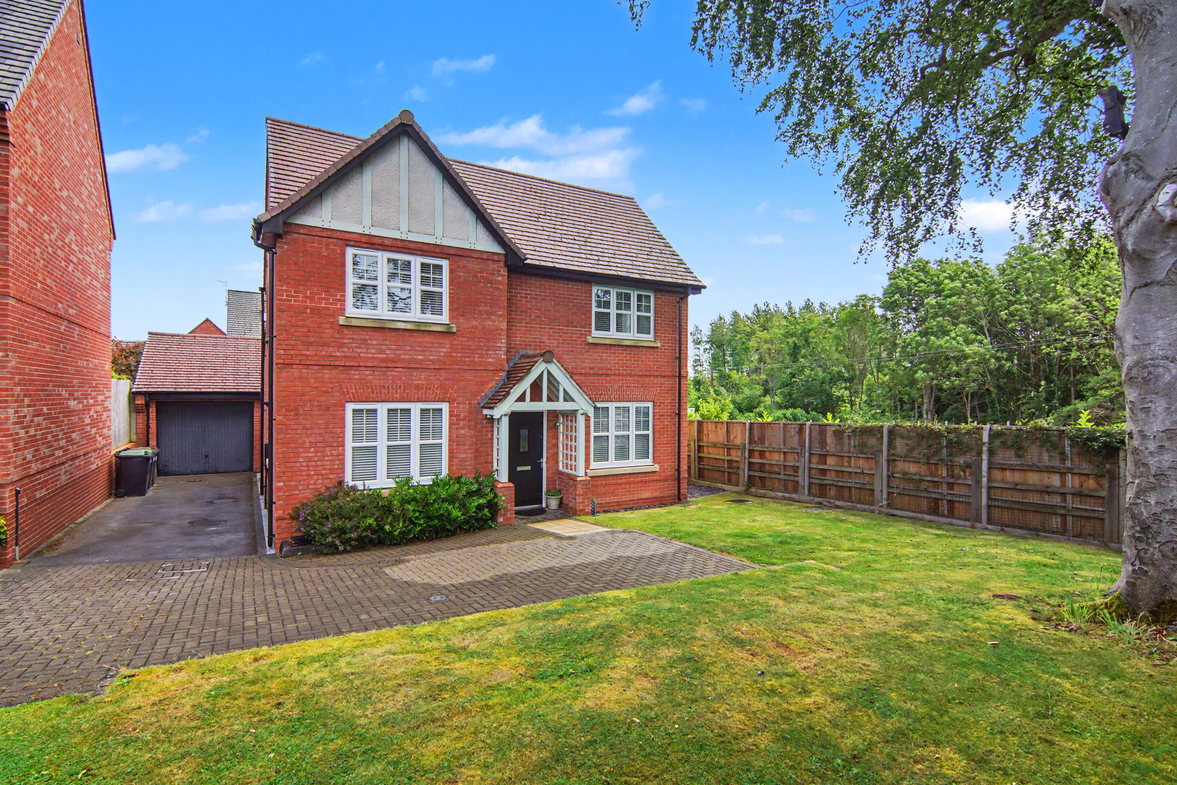 Quincy Close, Nuneaton, CV11 - photo 1 of 32