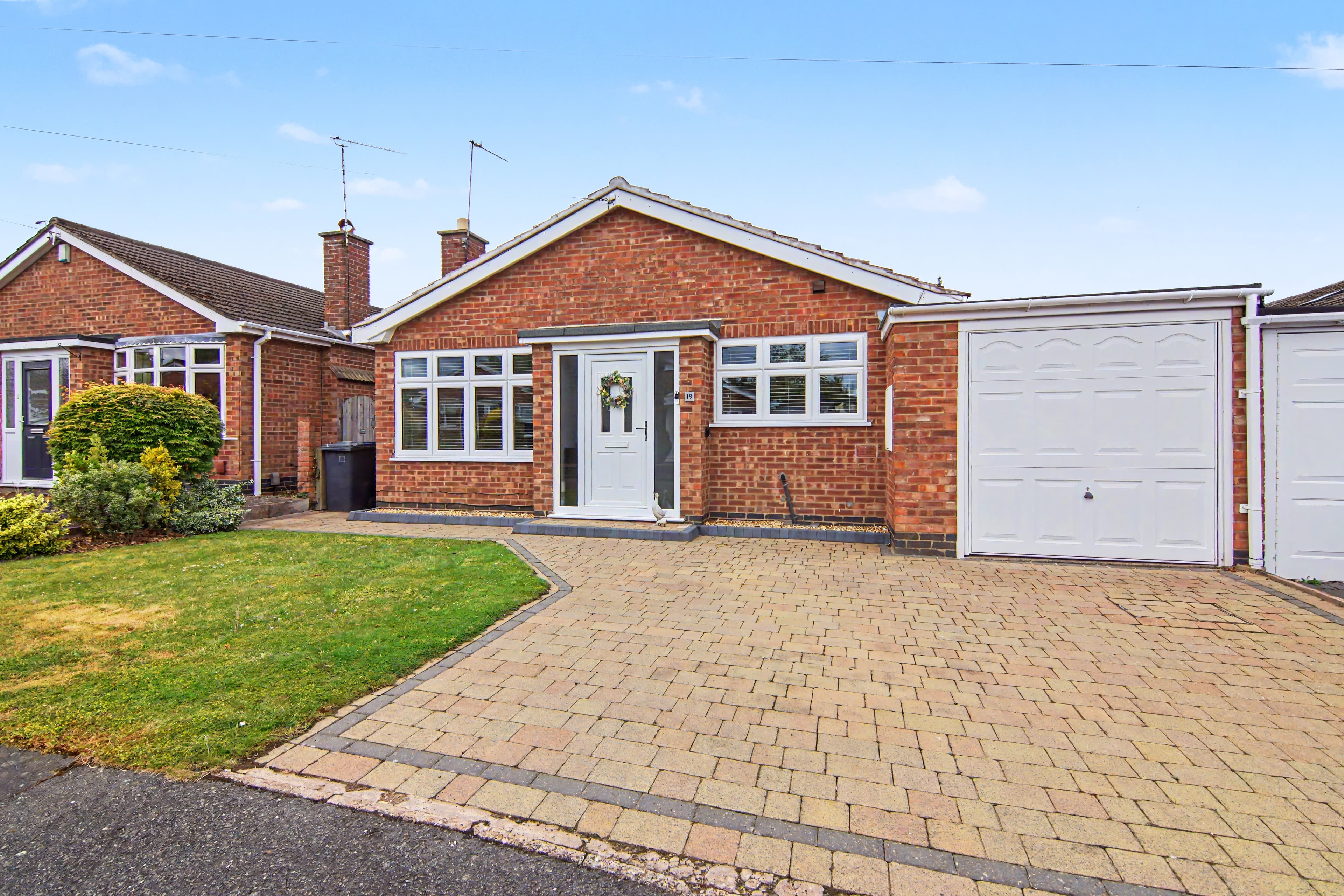 Middlefield Close, Hinckley, LE10 - photo 1 of 27