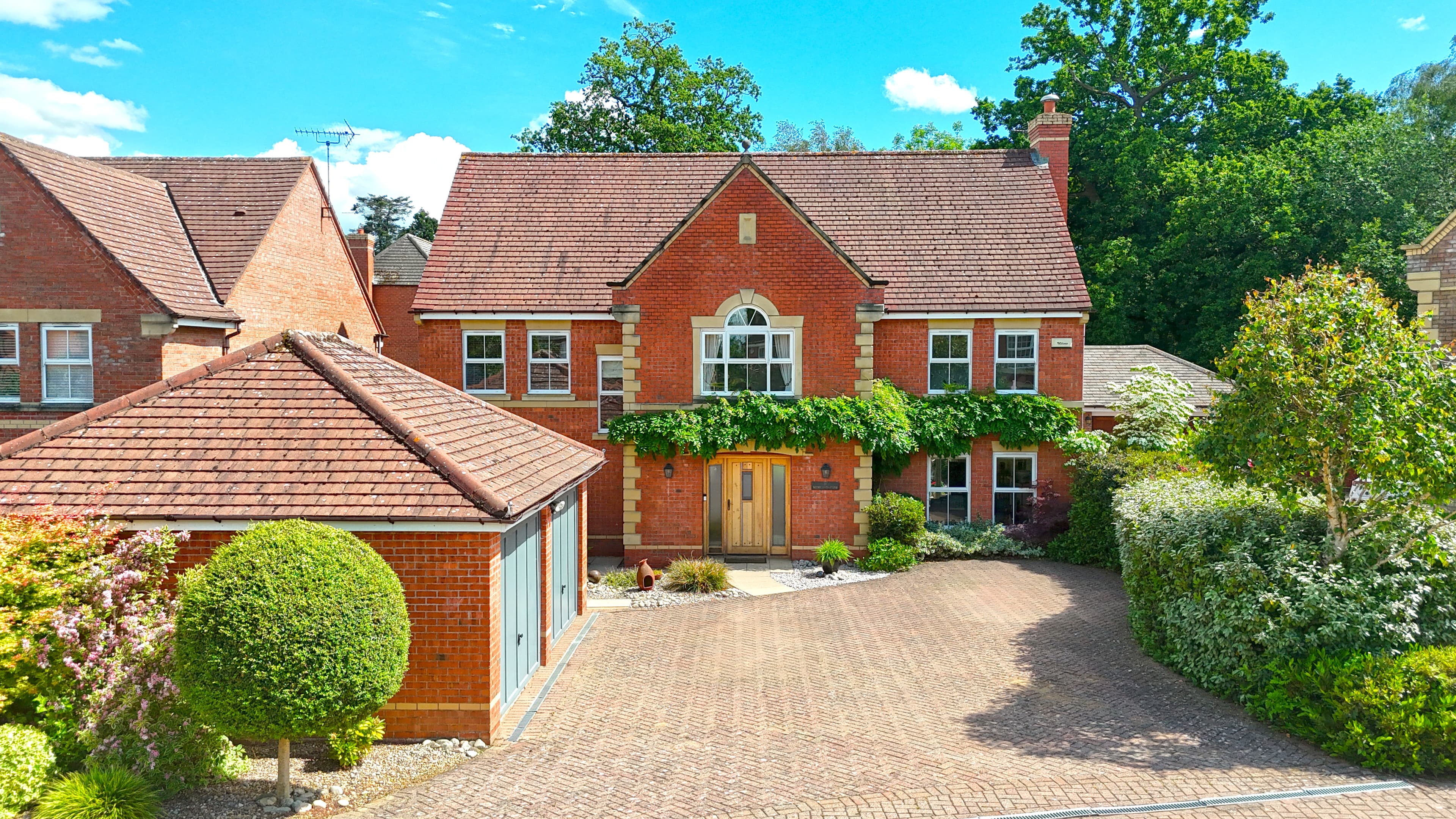 Woodlands Close, Oadby, Leicester, LE2 - photo 1 of 48