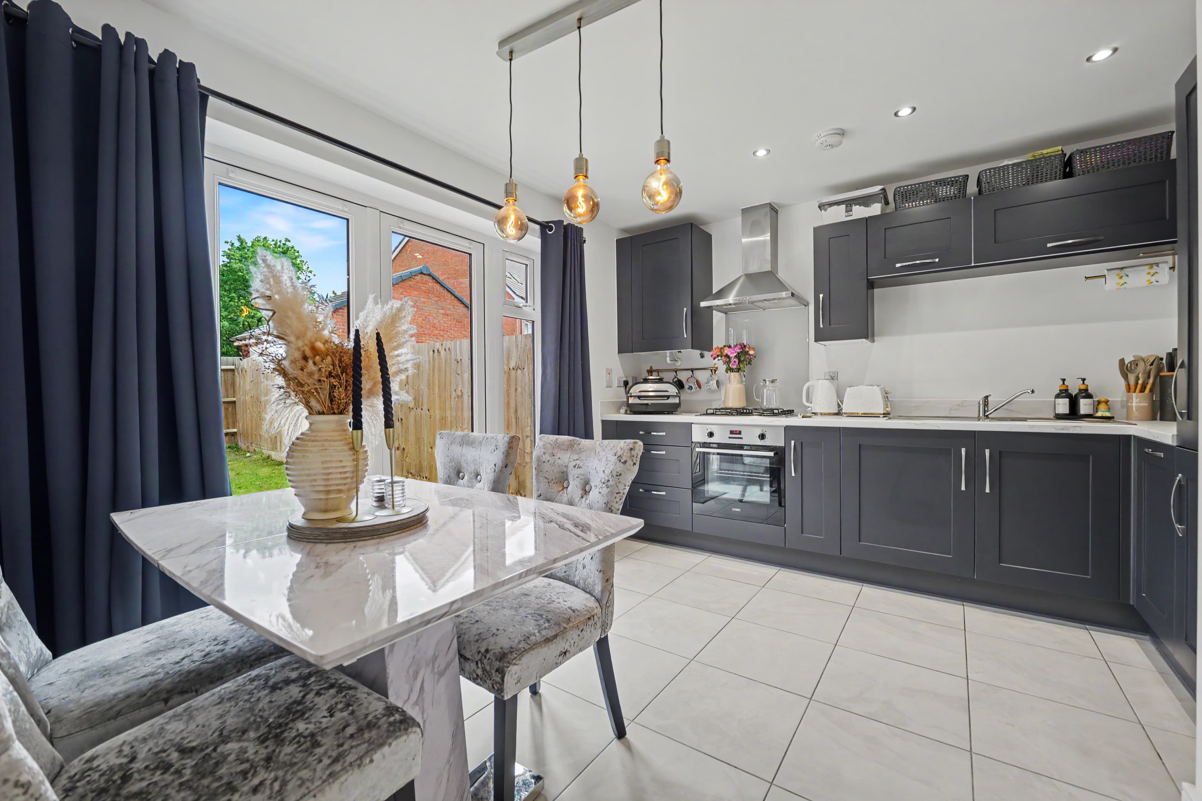 Abbots Drive, Oadby, Leicester, LE2 - photo 1 of 14