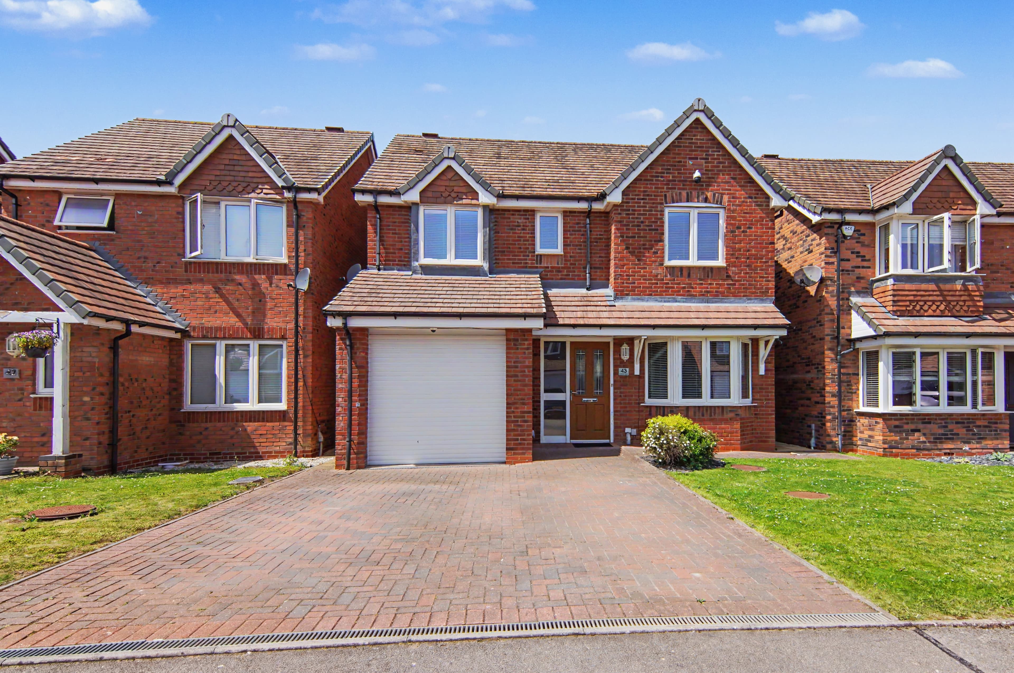 St. Declan Close, Nuneaton, CV10 - photo 1 of 21