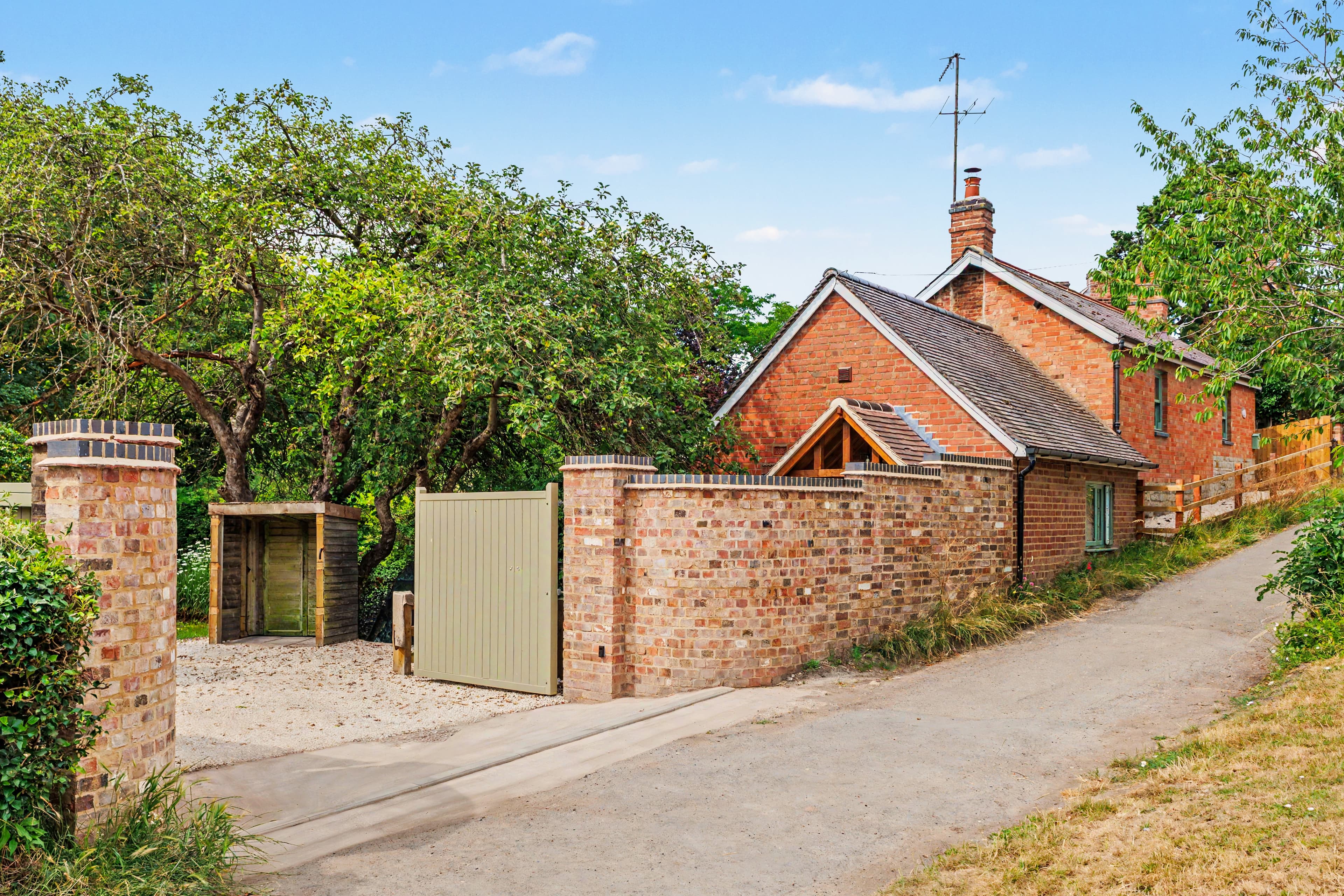 Low Cottage, Banbury Street, Kineton, Warwick, CV35 - photo 1 of 45