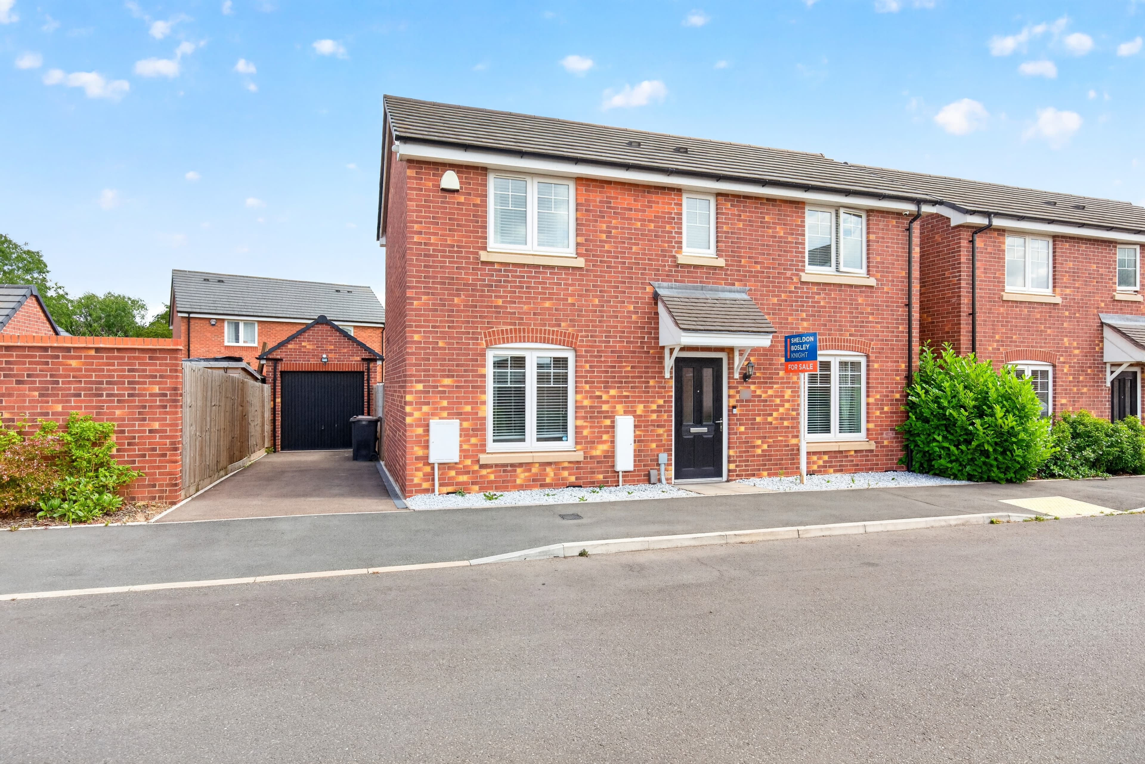 Cabinhill Road, Nuneaton, CV10 - photo 1 of 20