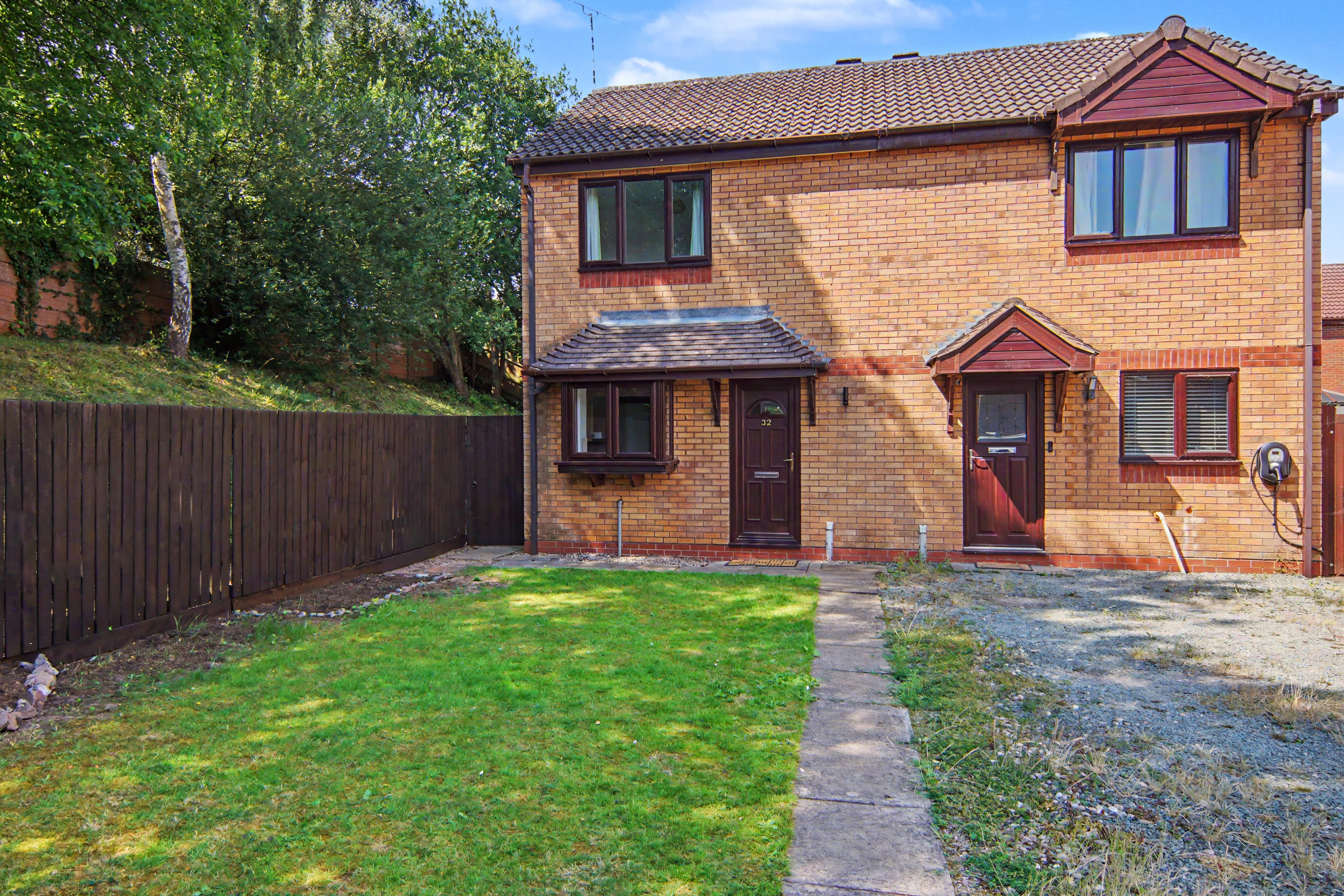 Barons Croft, Nuneaton, CV10 - photo 1 of 21