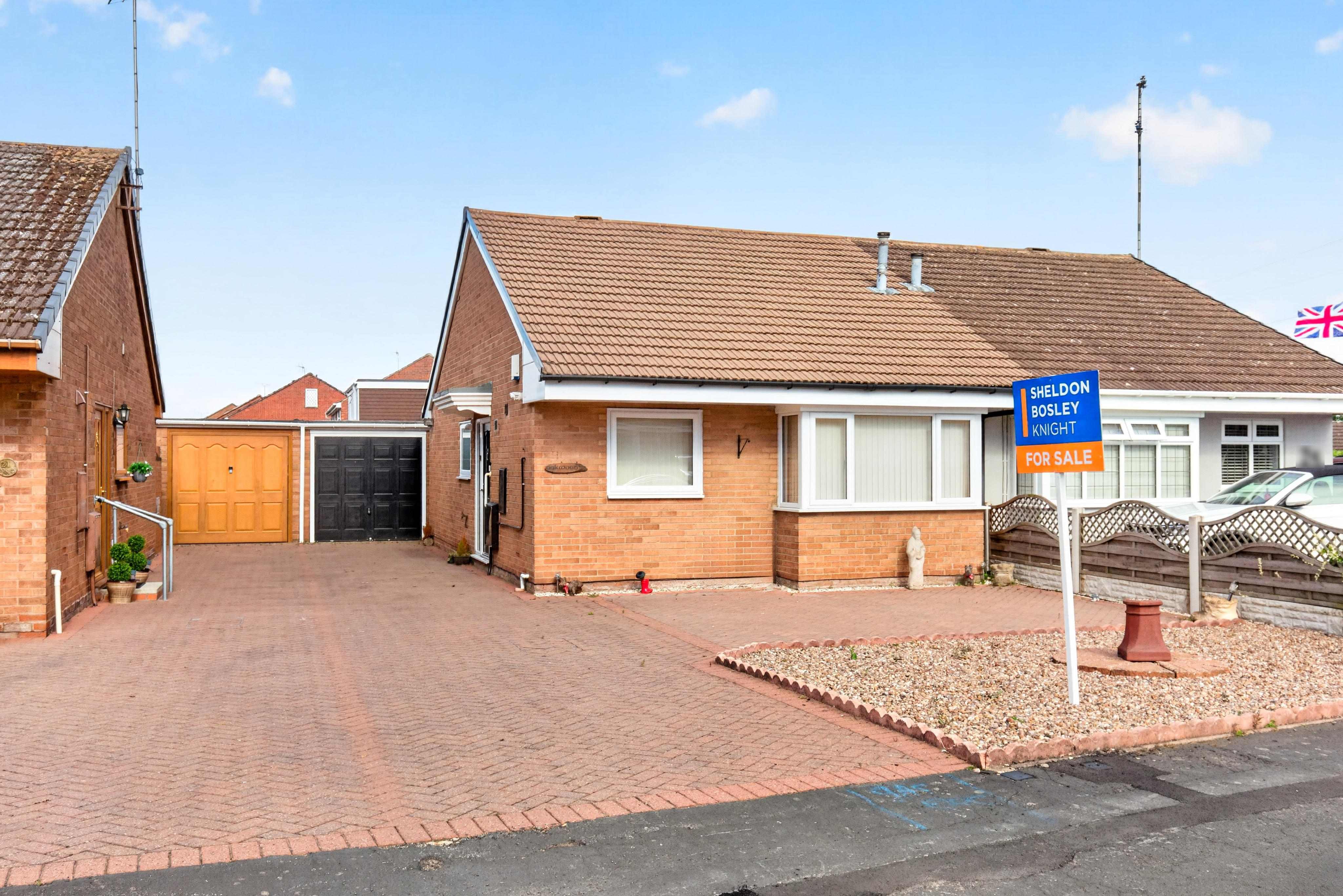 Ashington Road, Bedworth, CV12 - photo 1 of 20