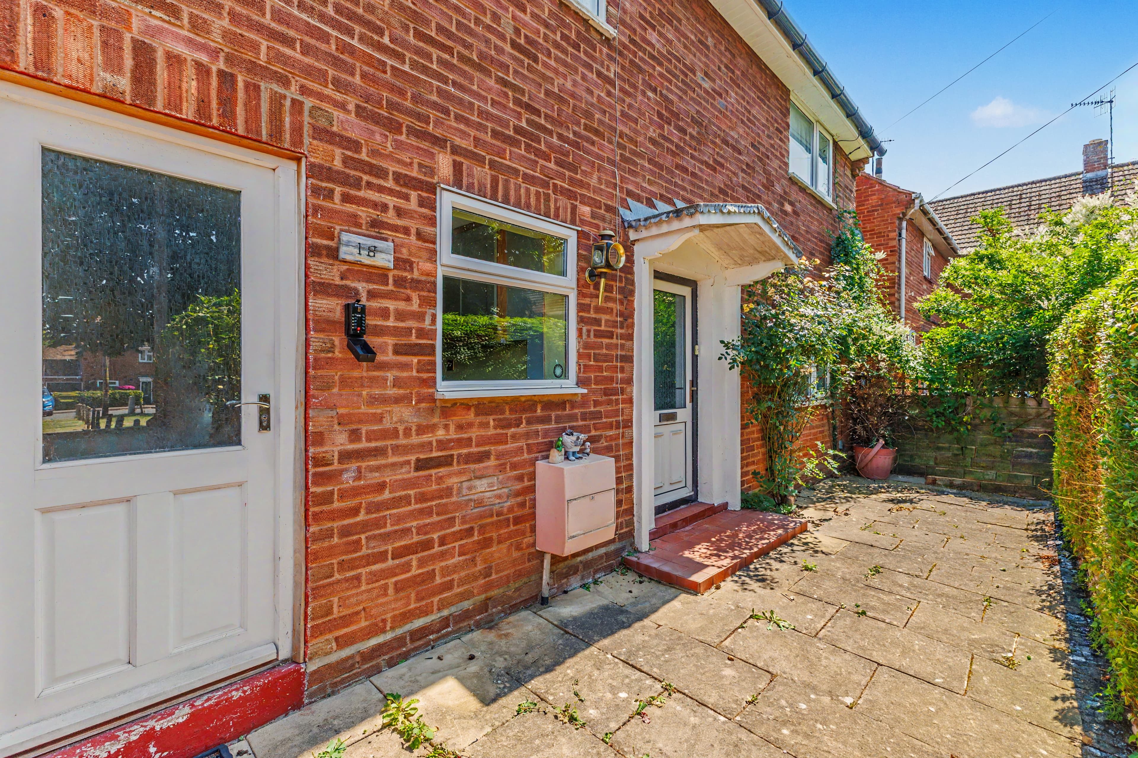 Bayly Close, Evesham, WR11 - photo 1 of 23