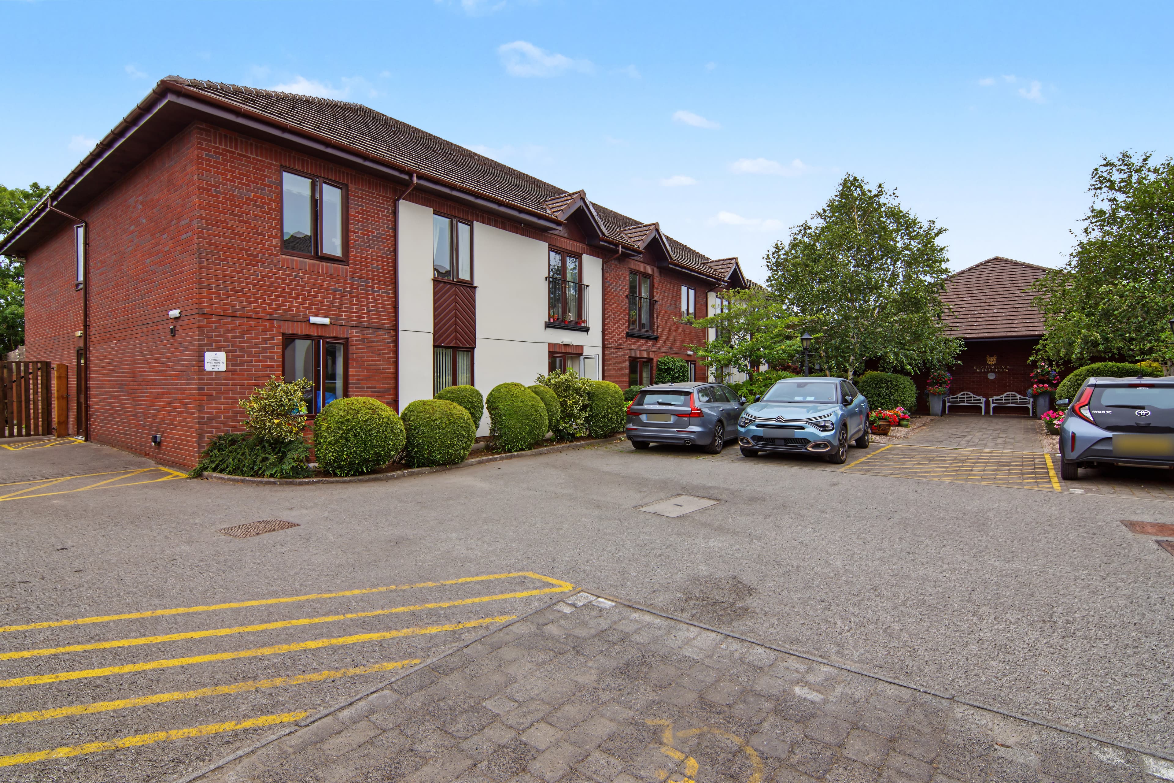 3 Boveney, Hospital Lane, Bedworth, CV12 - photo 1 of 21