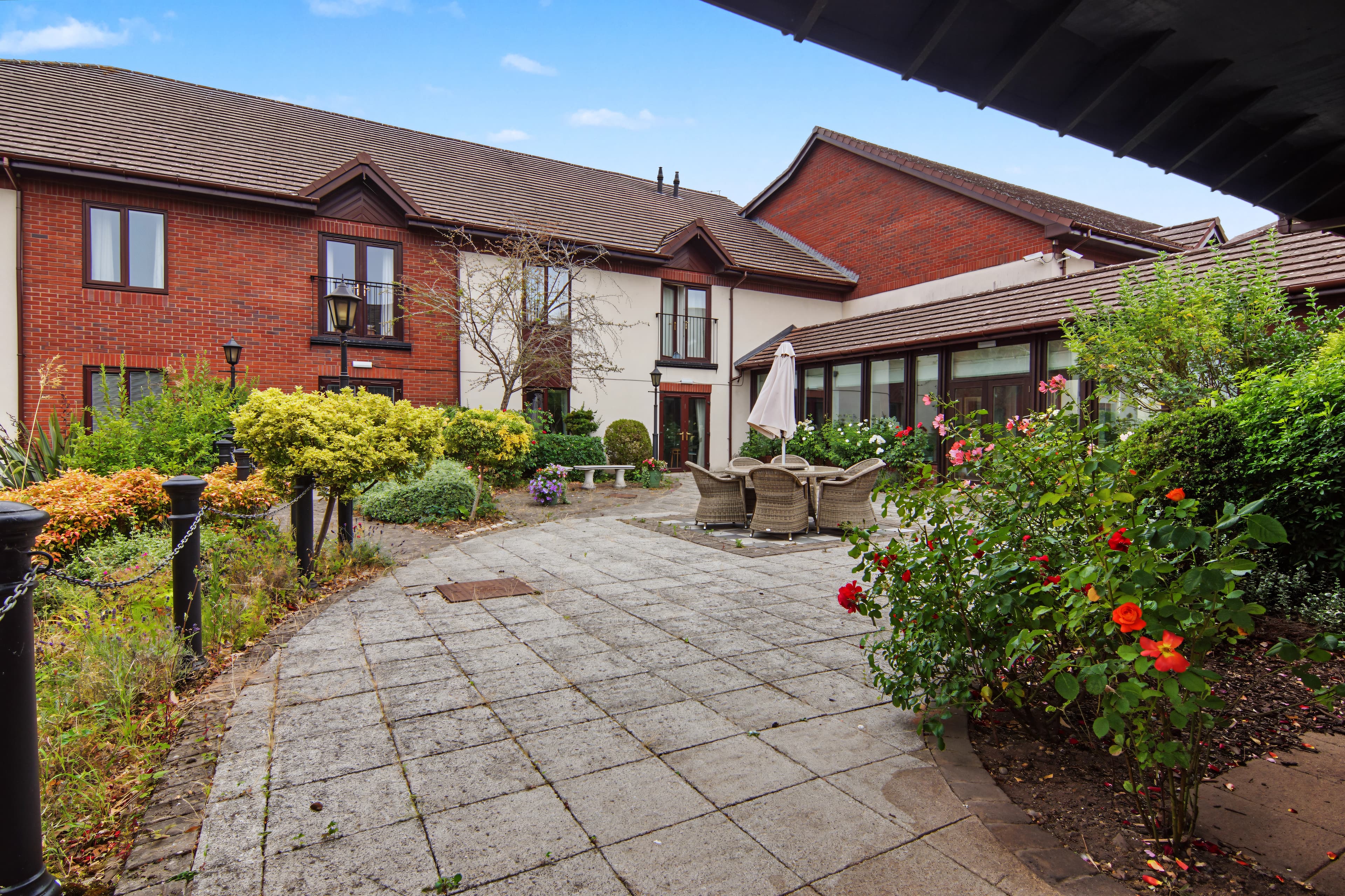 3 Boveney, Hospital Lane, Bedworth, CV12 - photo 1 of 20