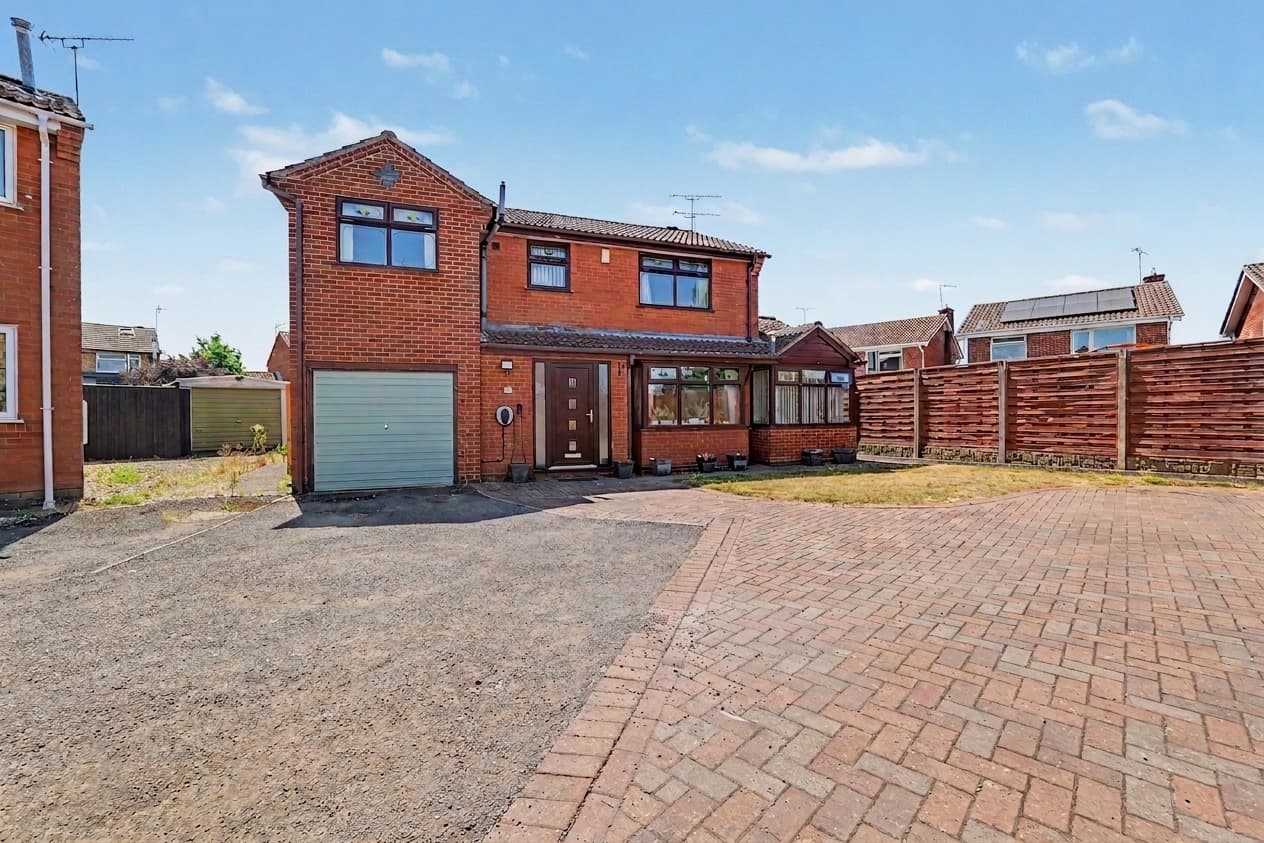 Cheltenham Close, Bedworth, CV12 - photo 1 of 25