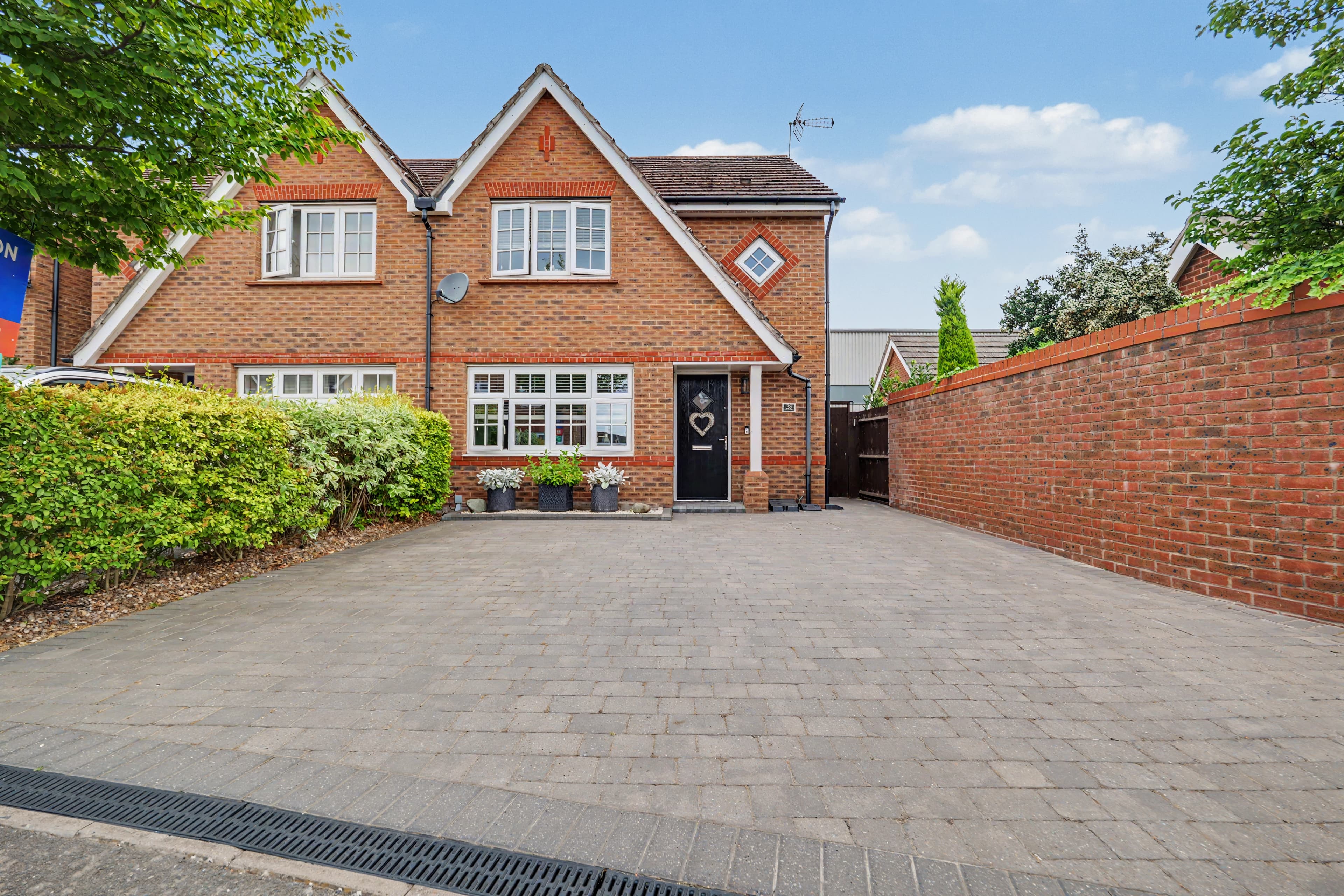 Corrib Road, Nuneaton, CV10 - photo 1 of 26