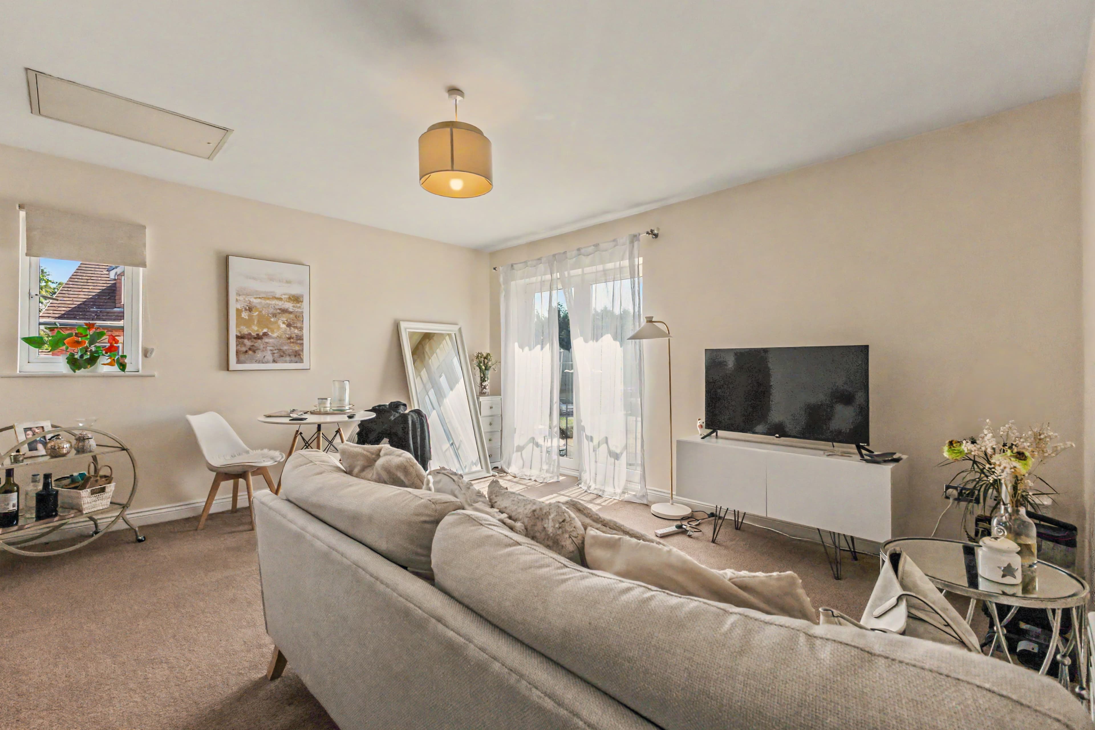 Portia Road, Stratford-Upon-Avon, CV37 - photo 1 of 10