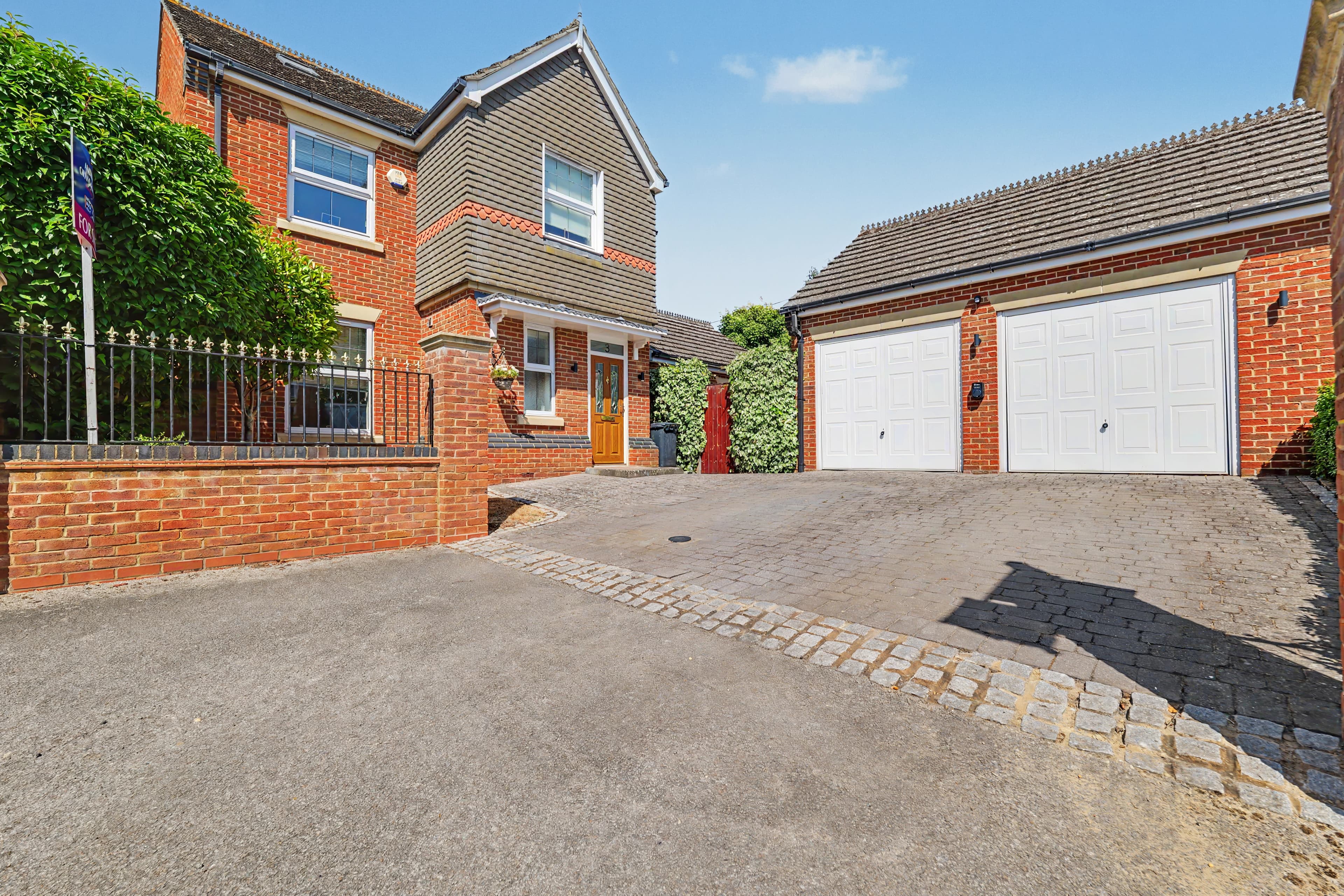 Marlborough Place, Lutterworth, LE17 - photo 1 of 55