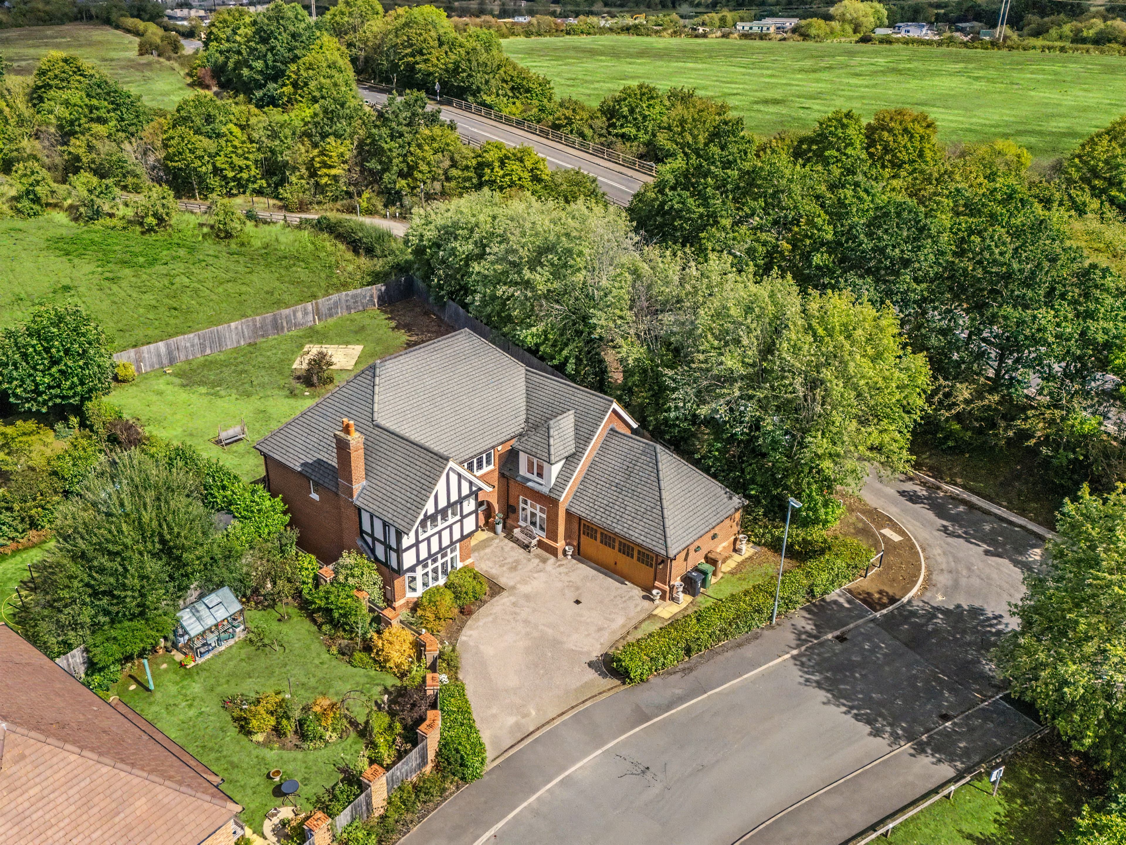 Lodge Park Drive, Evesham, WR11 - photo 1 of 39