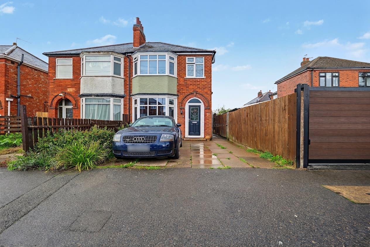 Woodlands Drive, Loughborough, LE11 - photo 1 of 19