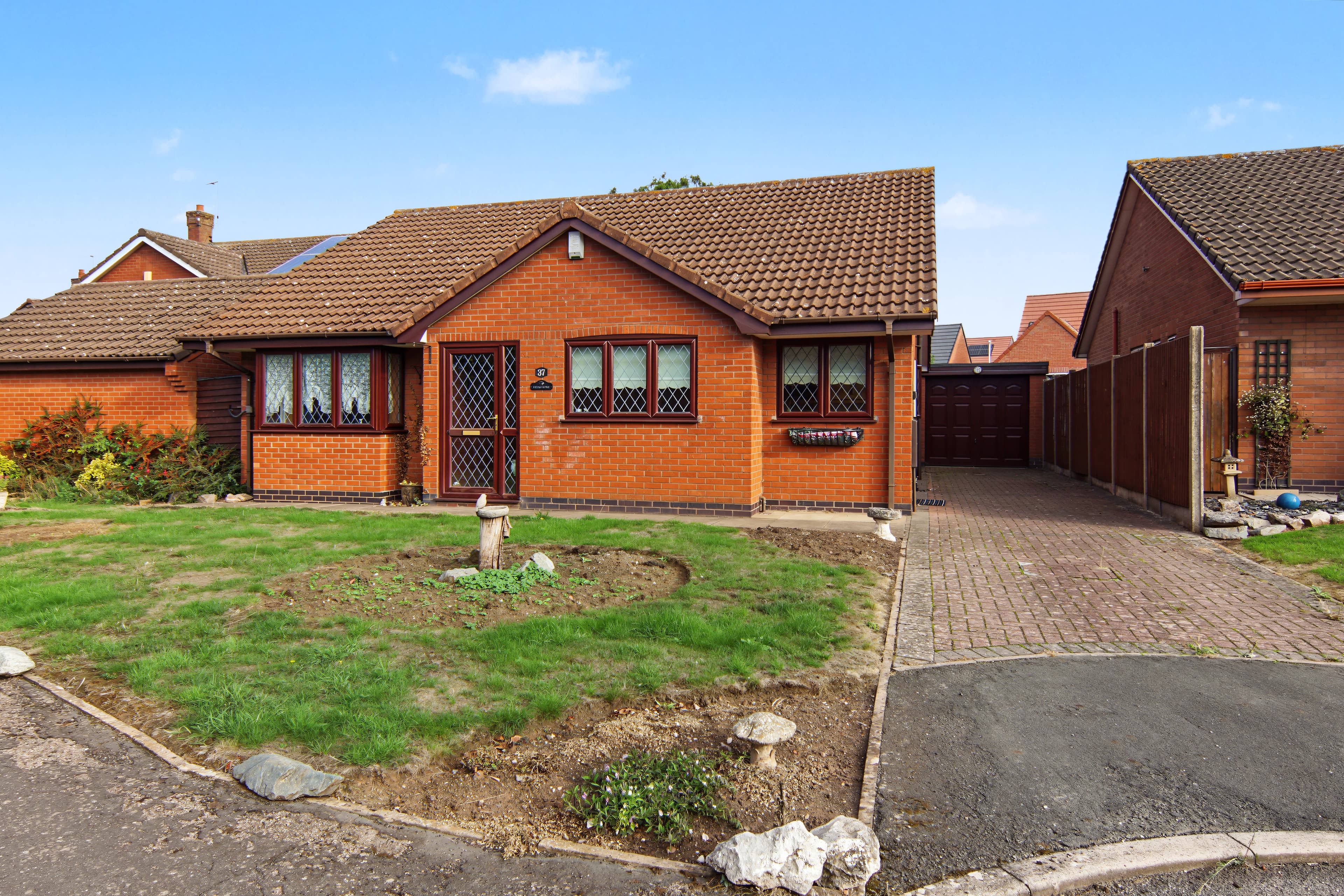 Norwich Close, Nuneaton, CV11 - photo 1 of 25