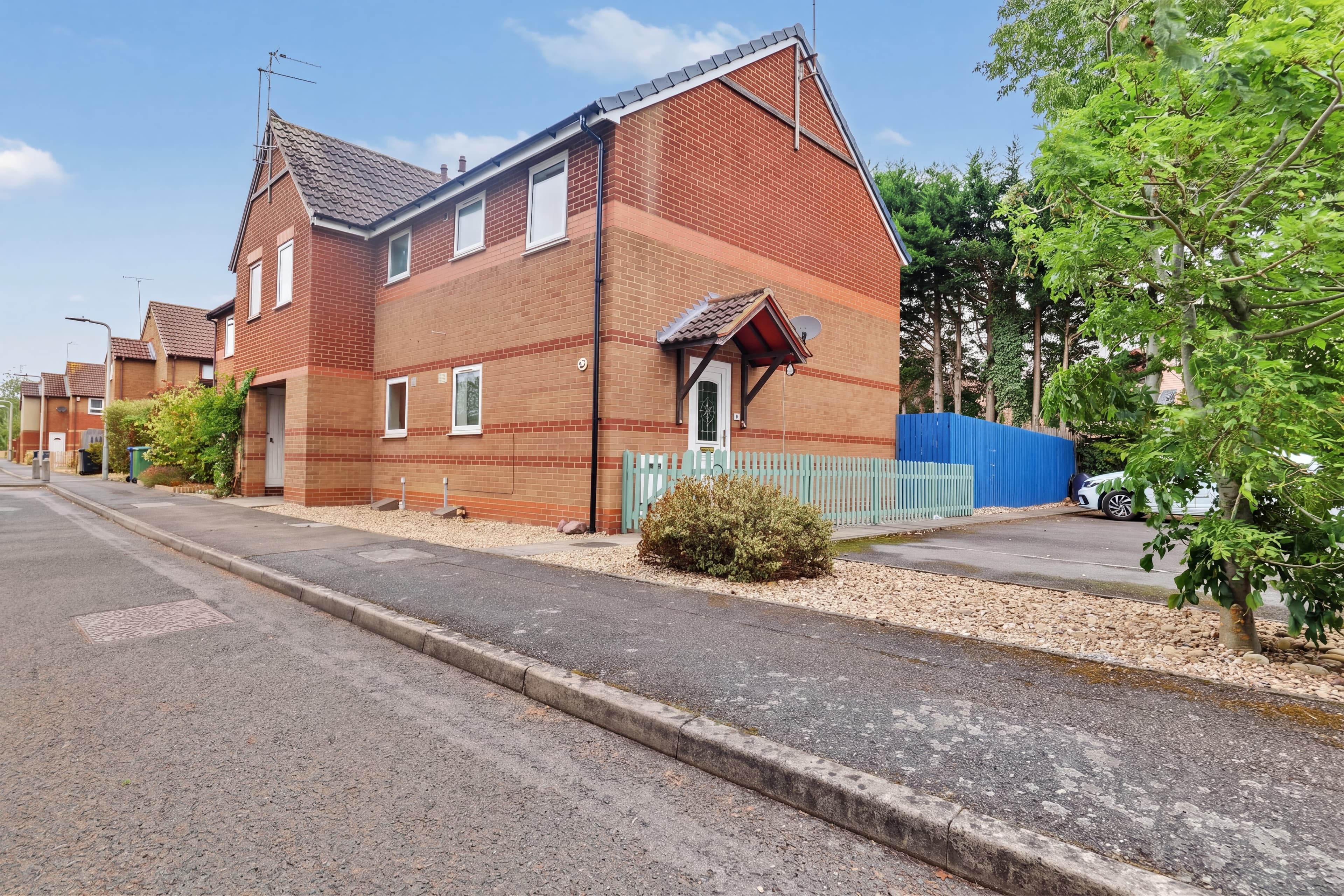 Pear Tree Gardens, Market Harborough, LE16 - photo 1 of 13