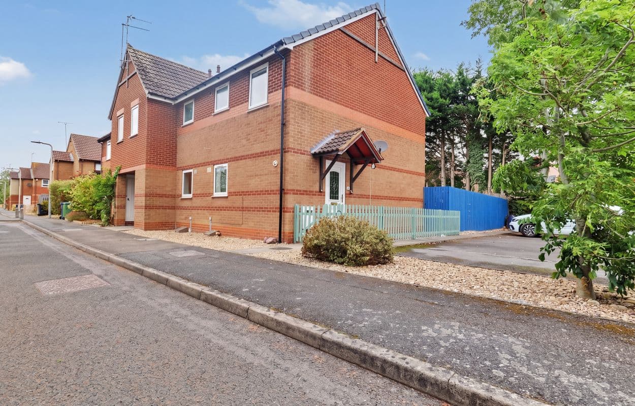 Pear Tree Gardens, Market Harborough, LE16 - photo 1 of 13